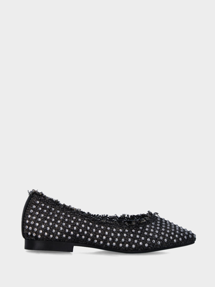 Ballerina in rafia nera con borchie metalliche e scollo a cuore