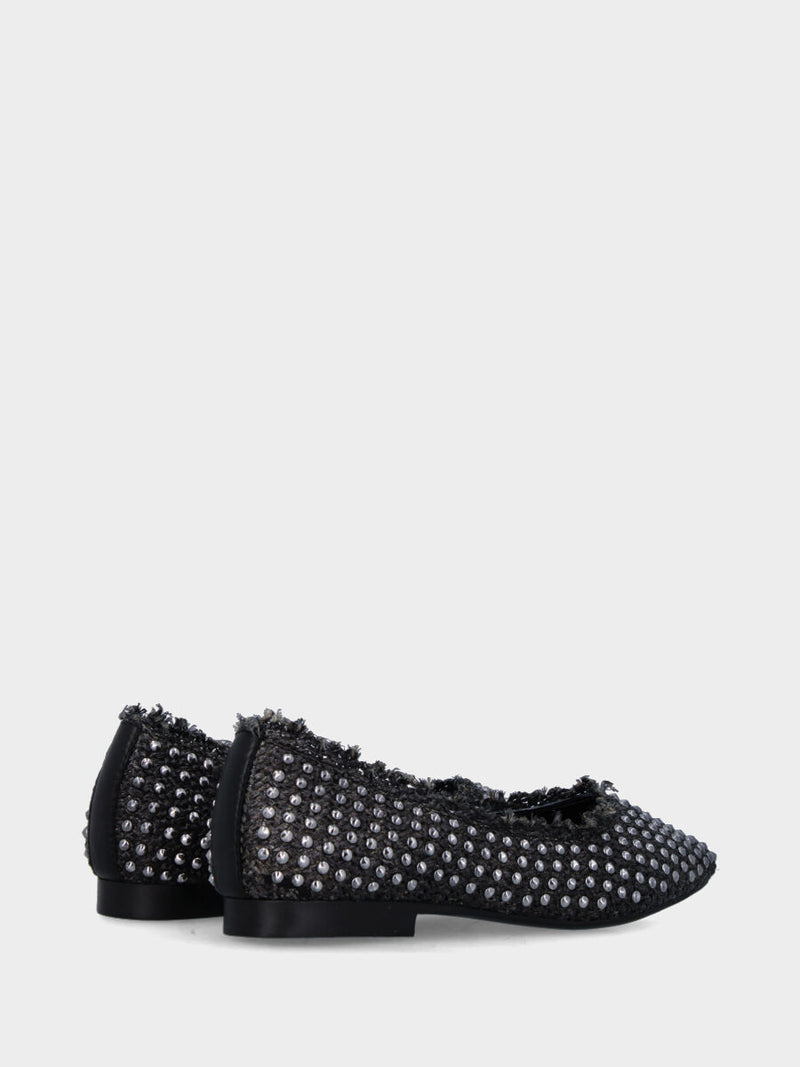 Ballerina in rafia nera con borchie metalliche e scollo a cuore