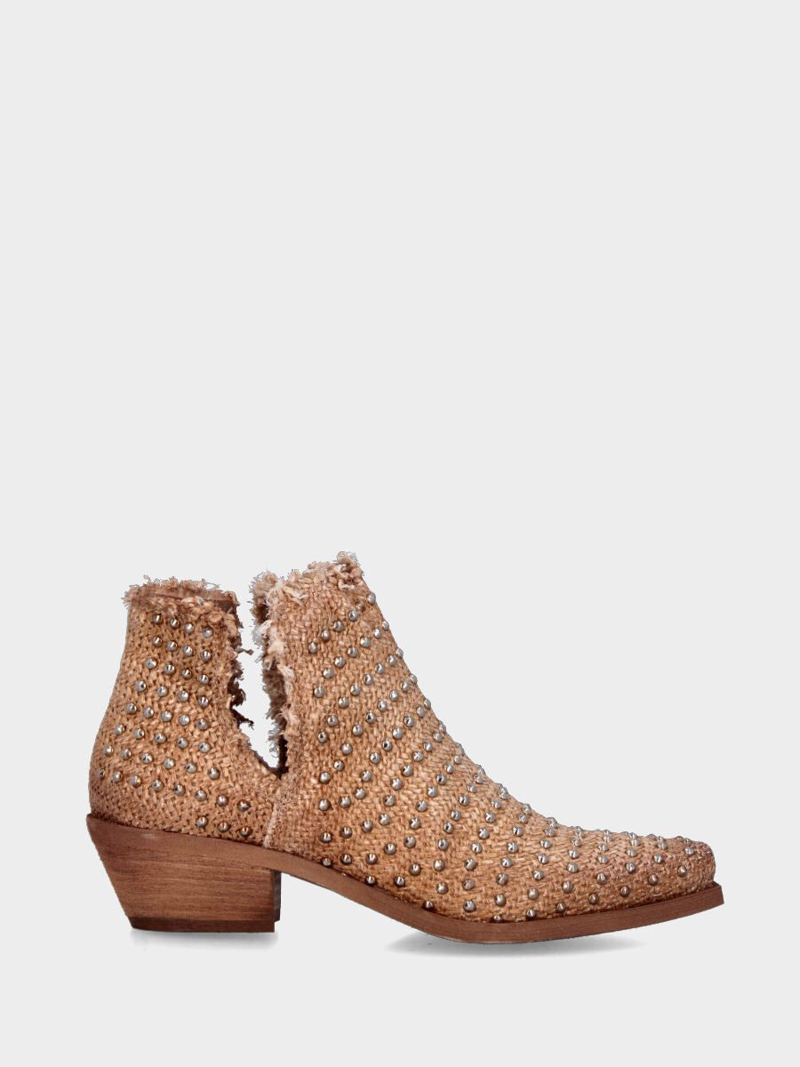 Camperos in rafia beige con borchie e aperture laterali