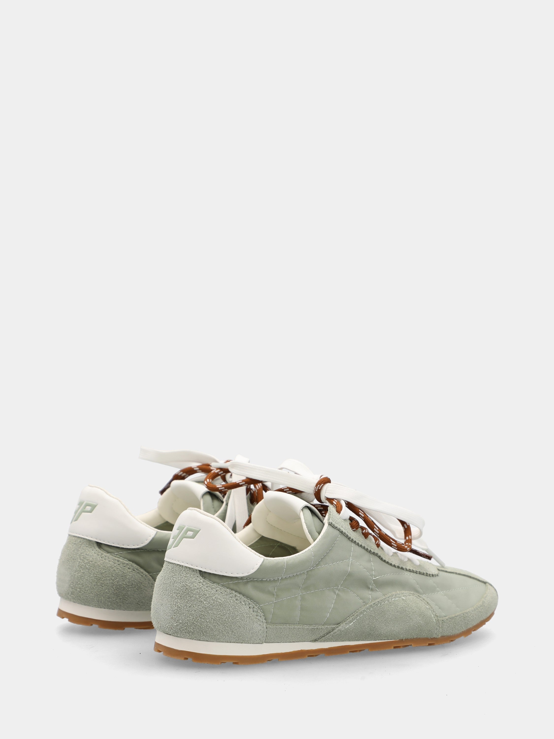 Sneaker running in camoscio salvia con doppi lacci colorati