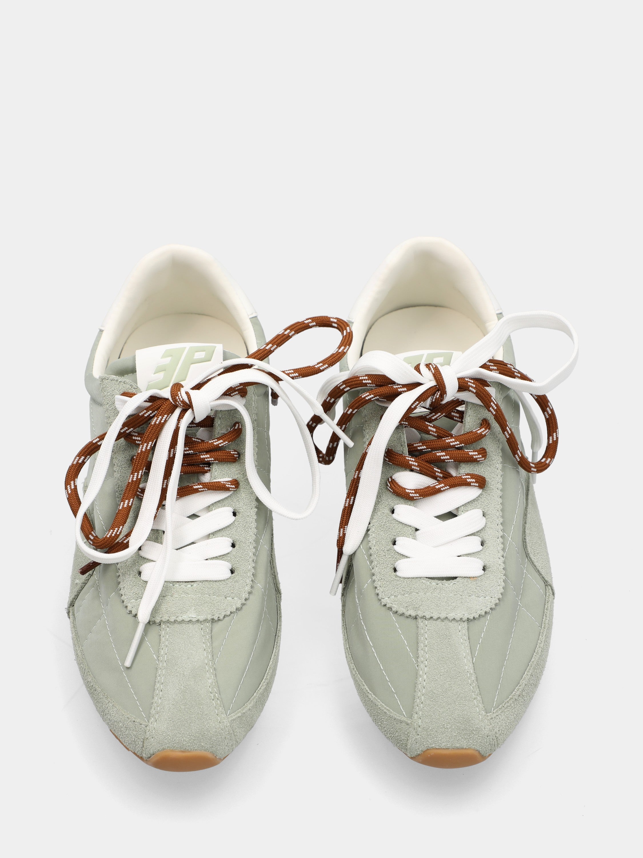 Sneaker running in camoscio salvia con doppi lacci colorati