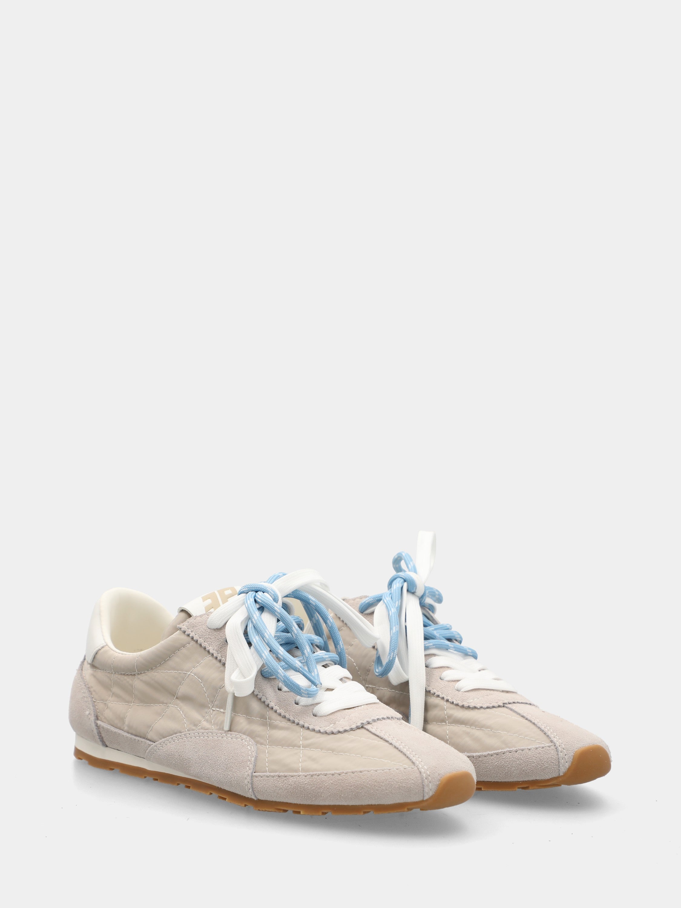 Baskets de course en suède beige avec doubles lacets colorés
