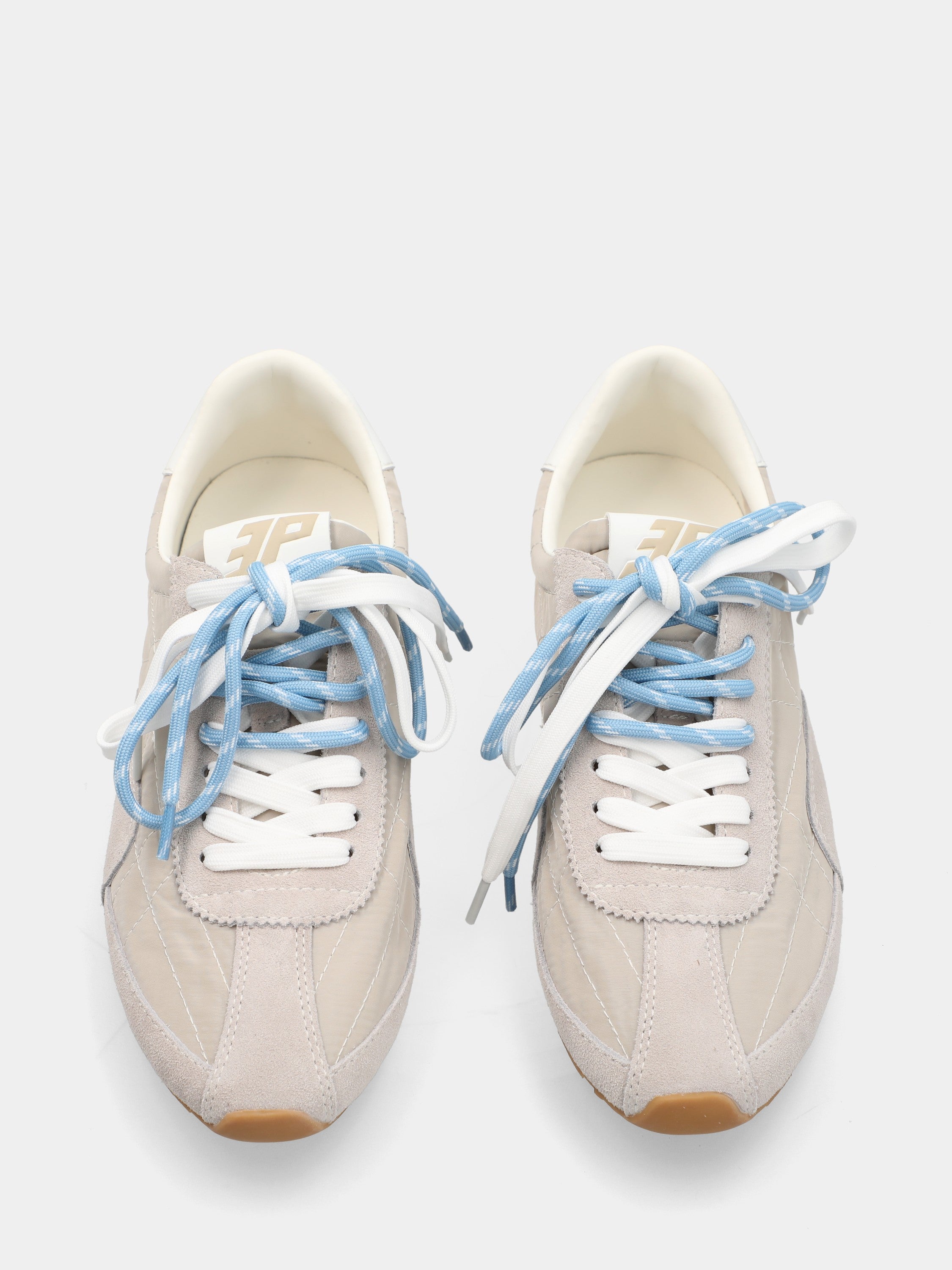 Baskets de course en suède beige avec doubles lacets colorés