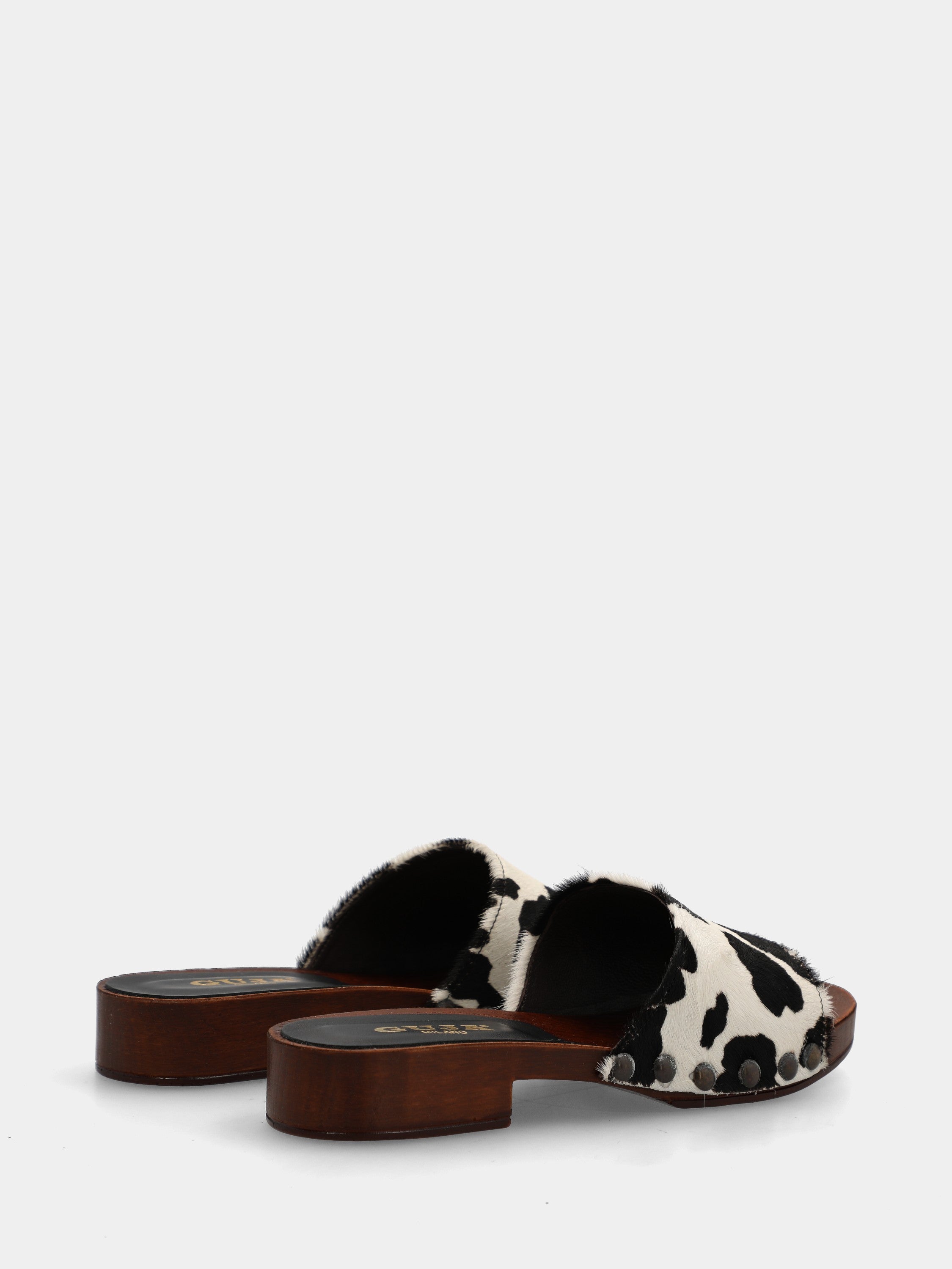 Sabot in cavallino animalier con fascia chiodata