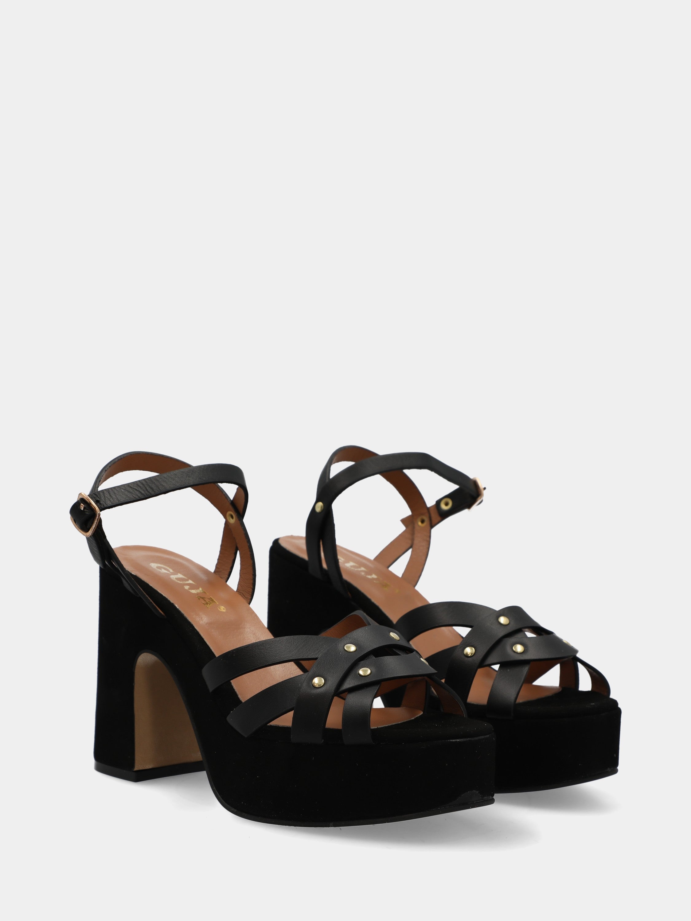 Sandalo in nappa nero con borchie e plateau