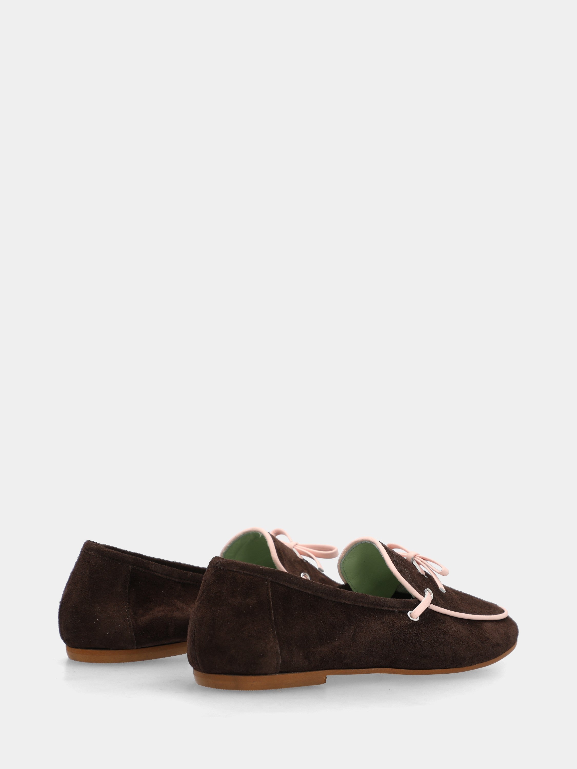 Mocassin en suède marron foncé avec contours et petit nœud rose