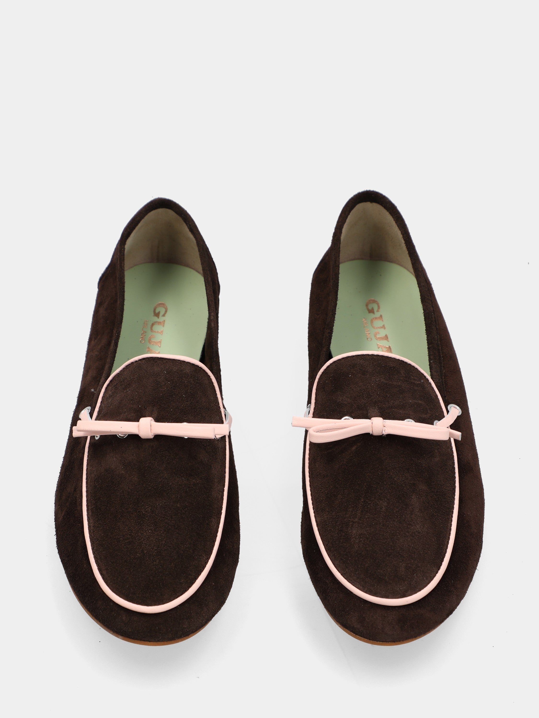 Mocassin en suède marron foncé avec contours et petit nœud rose