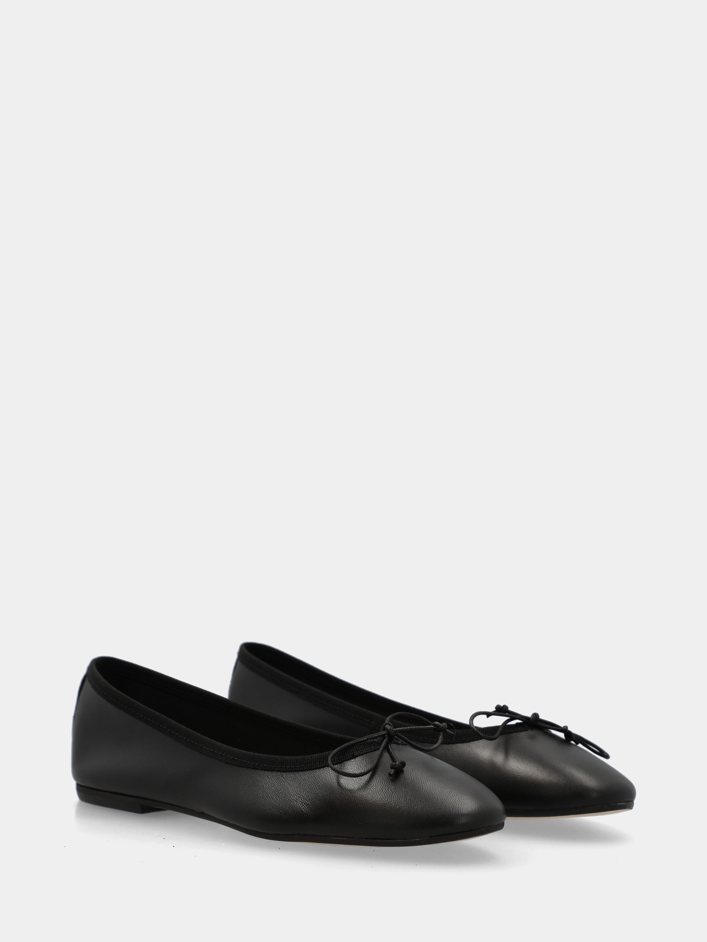 Ballerine en nappa noire avec lanière au décolleté