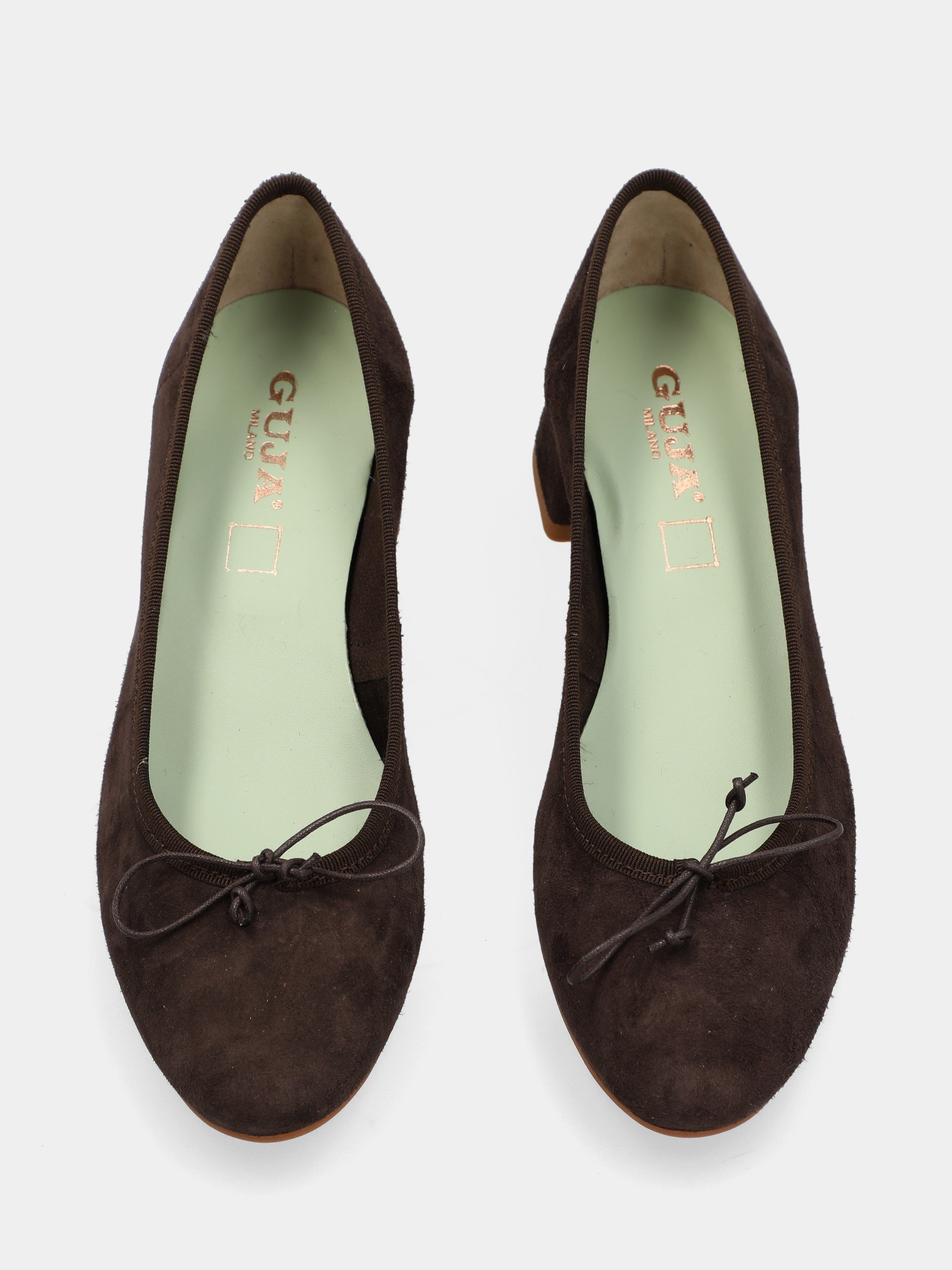 Ballerine en suède marron foncé avec lanière et bout rond