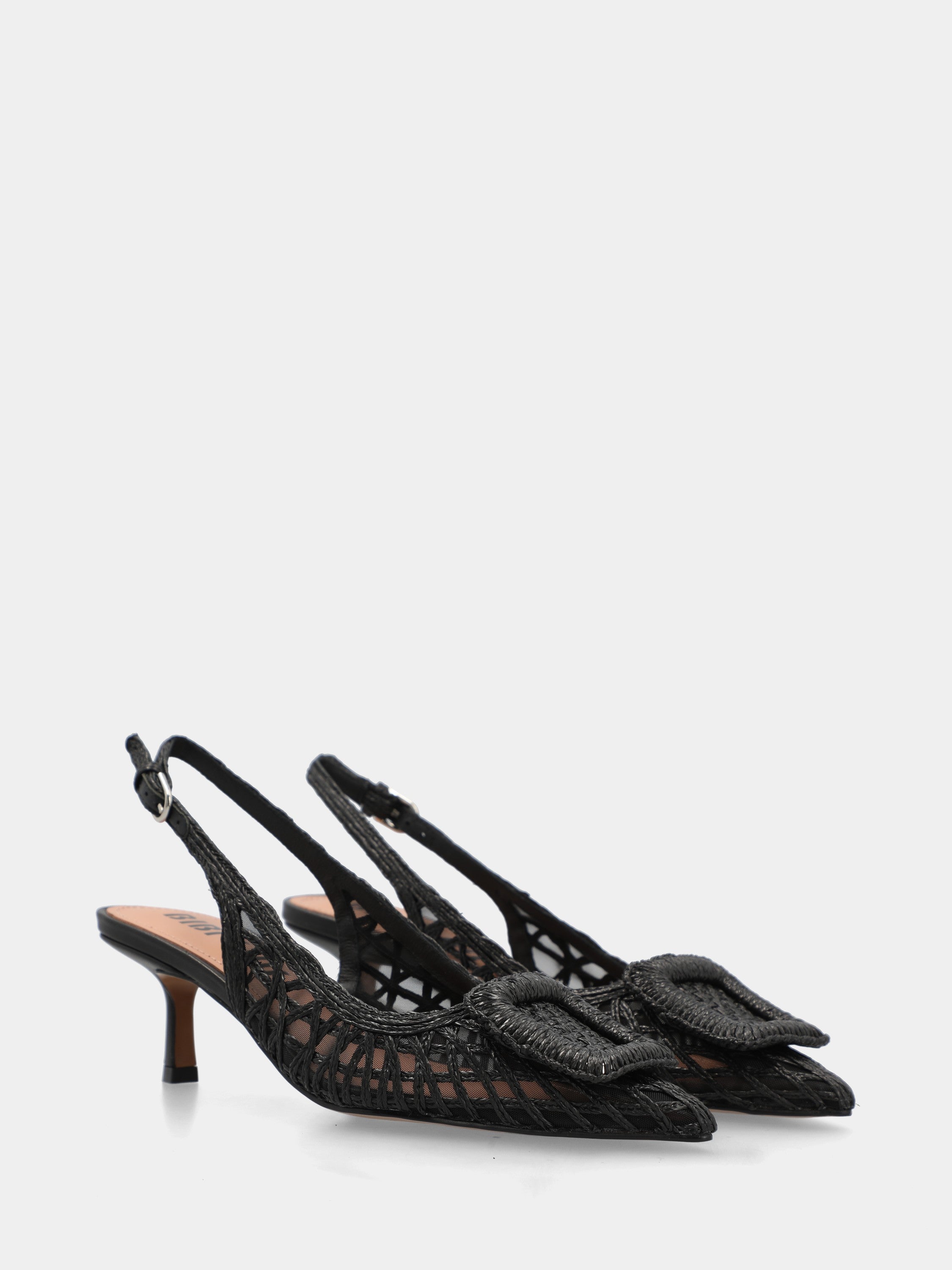 Slingback en raphia noir tressé avec accessoire géométrique