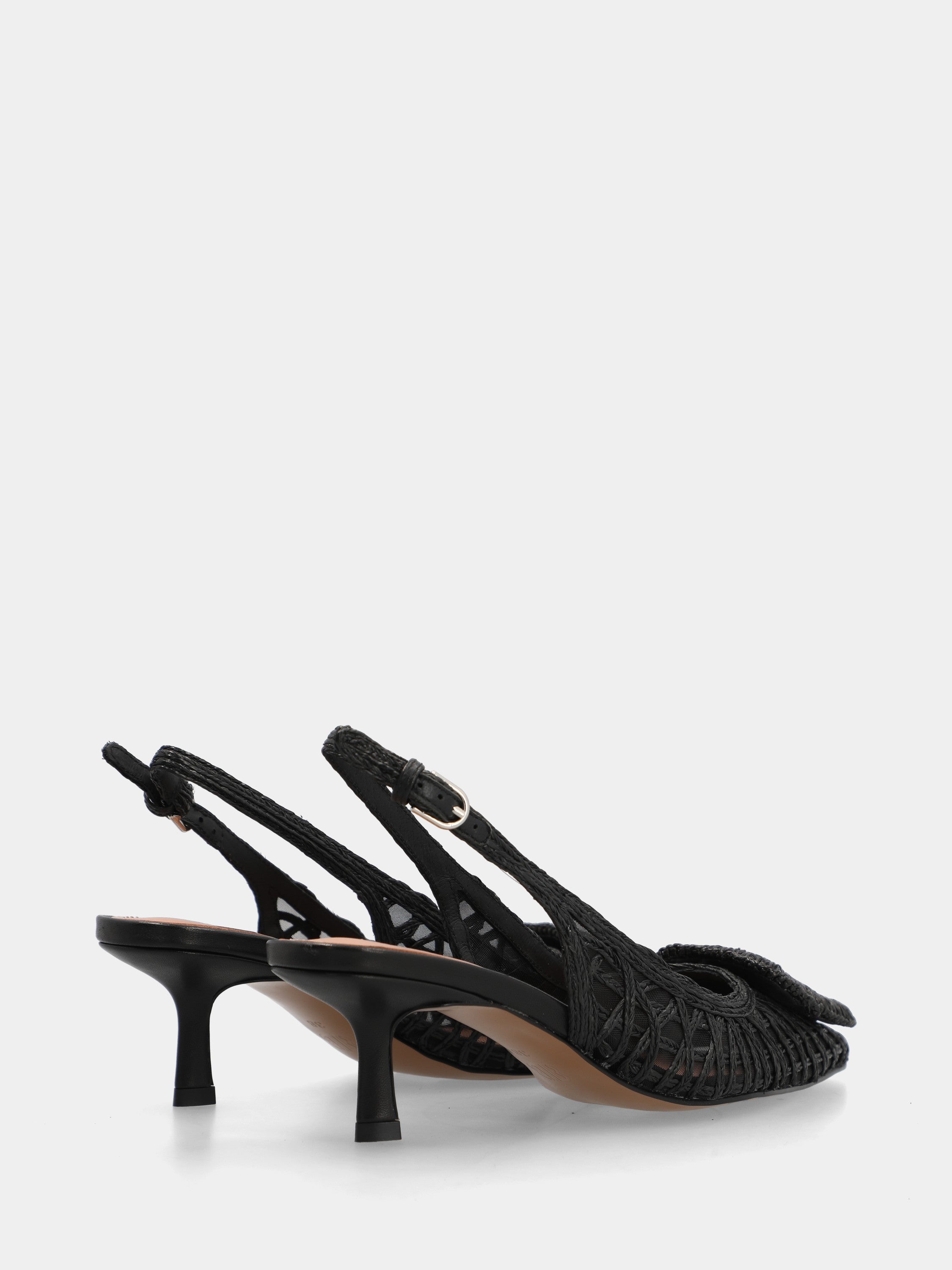 Slingback en raphia noir tressé avec accessoire géométrique
