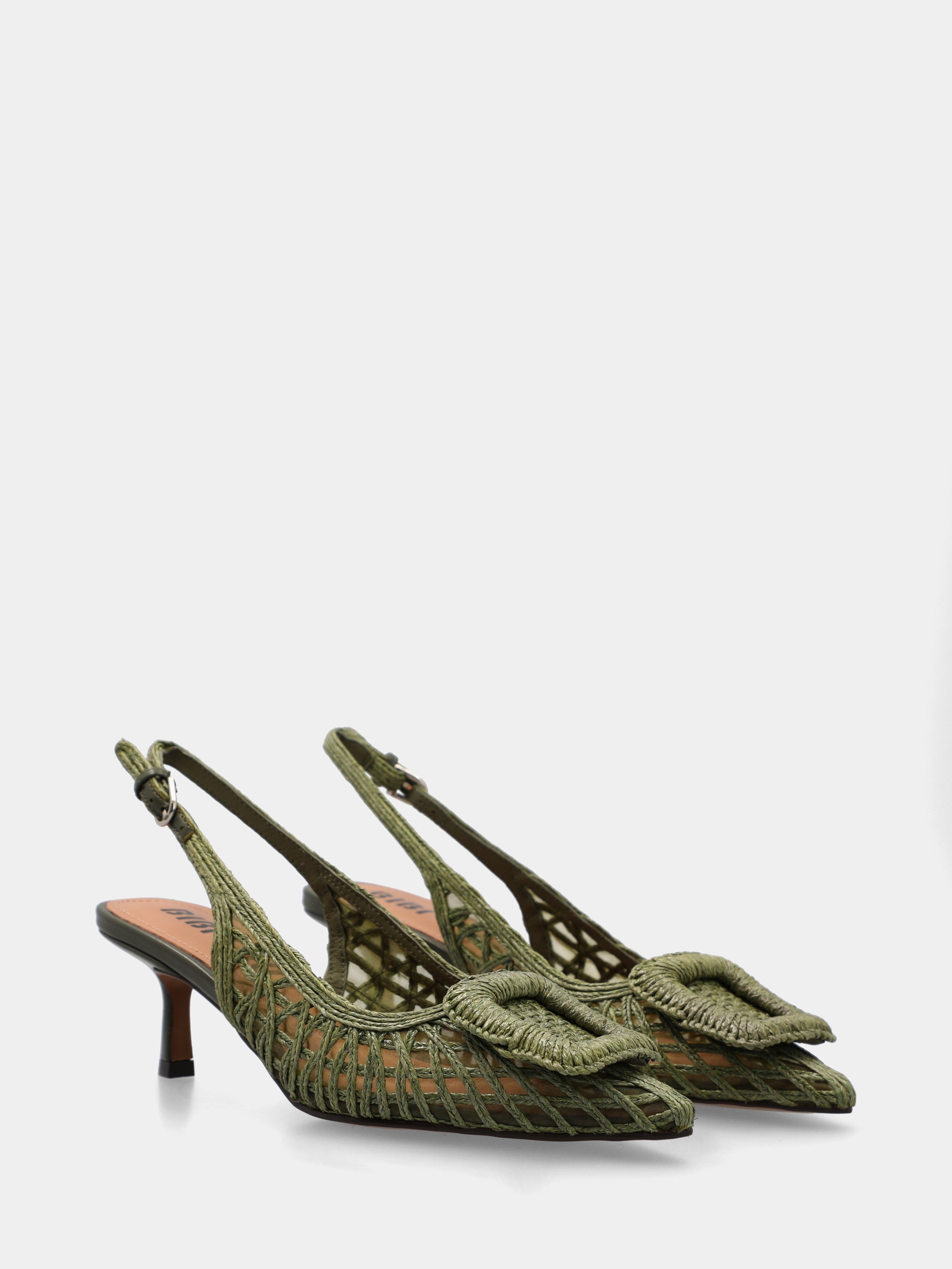 Slingback aus grün geflochtener Raffia mit geometrischem Accessoire