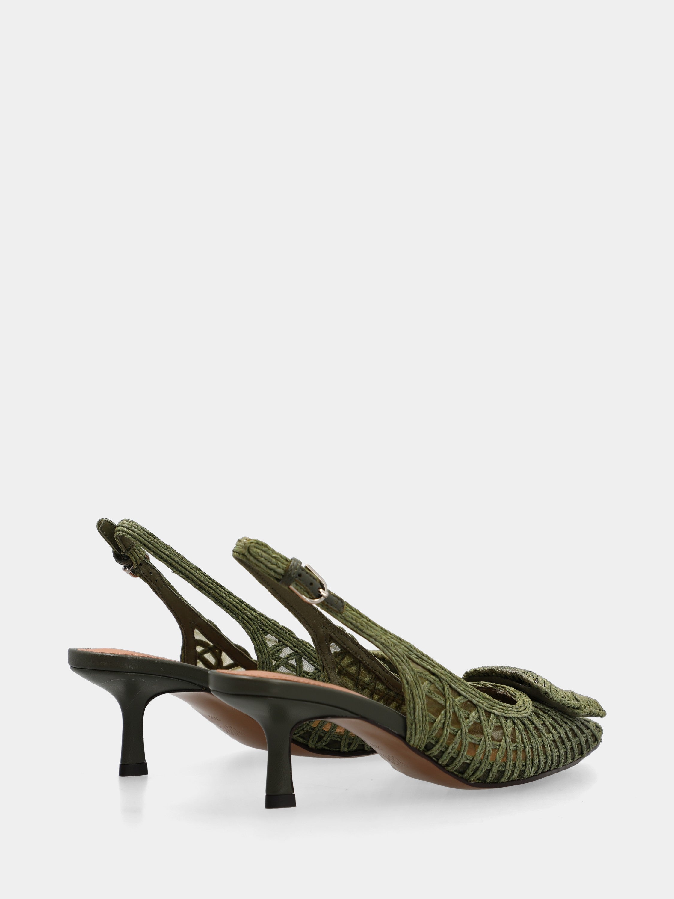 Slingback aus grün geflochtener Raffia mit geometrischem Accessoire