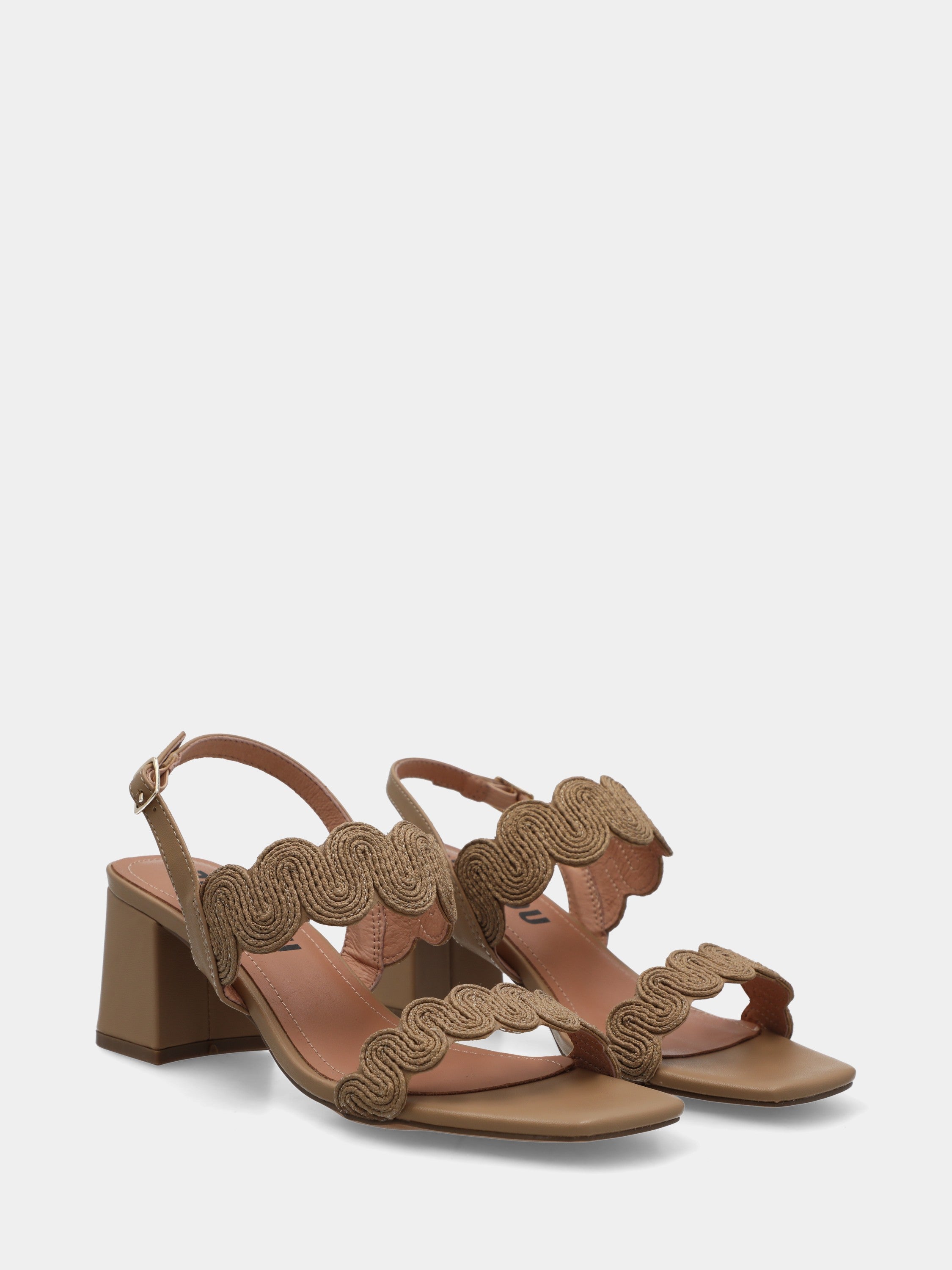 Sandalo in vitello beige con fasce in raffia