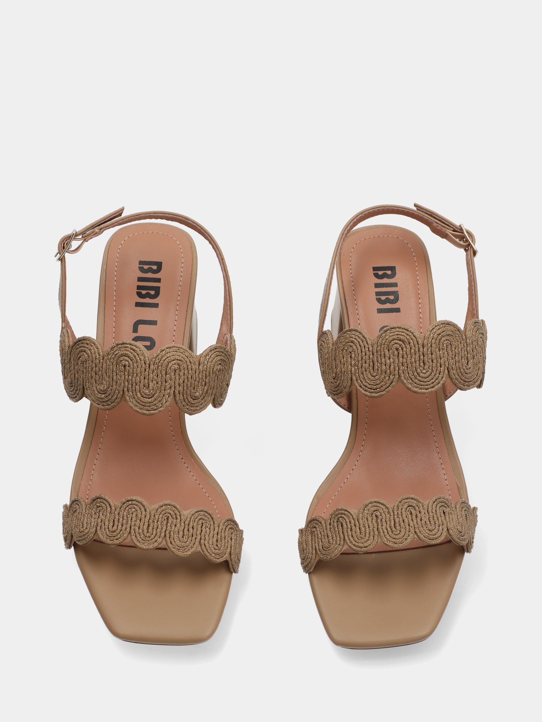 Sandalo in vitello beige con fasce in raffia