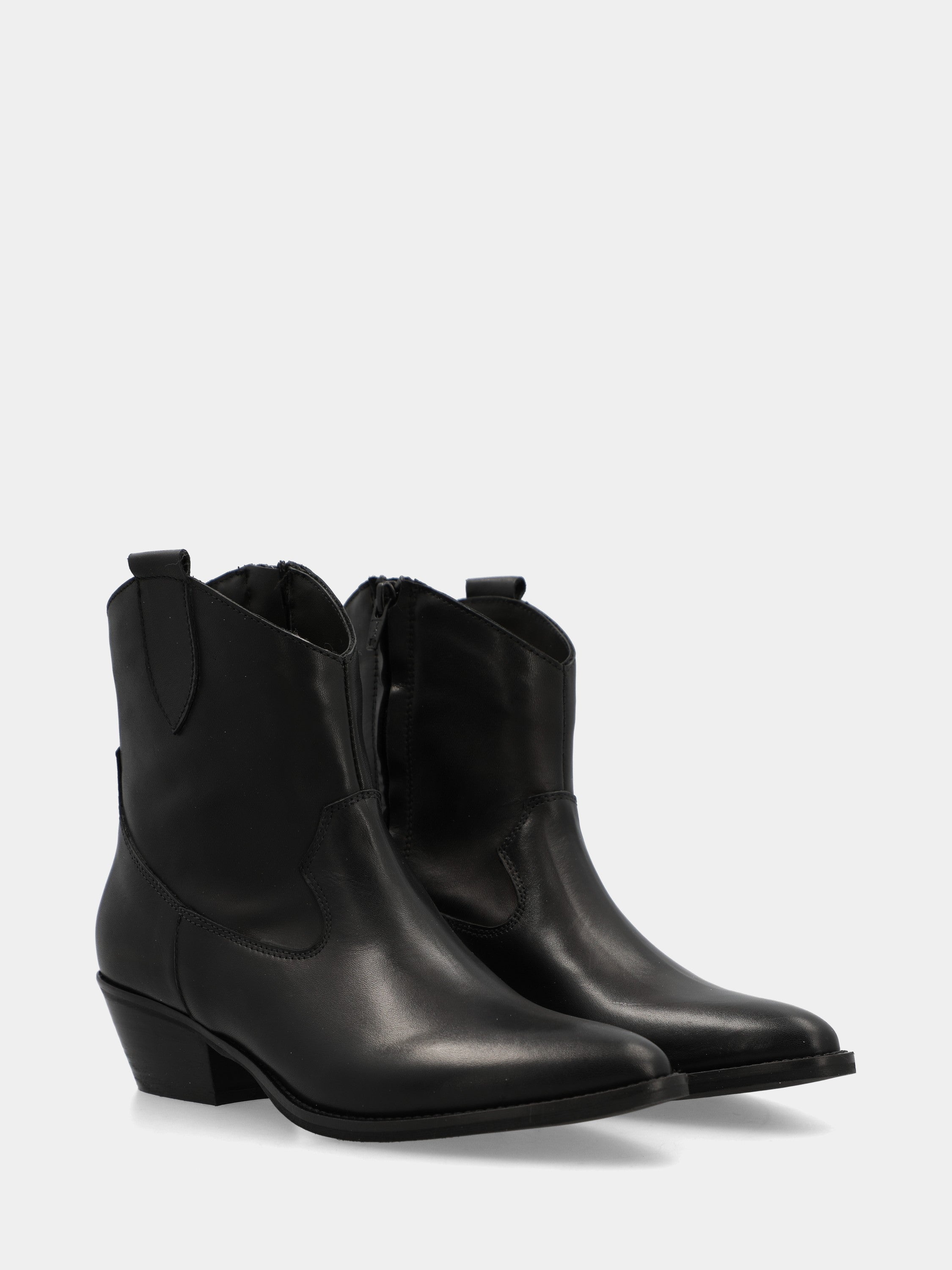 Western ankle boot in black calfskin with side zipper