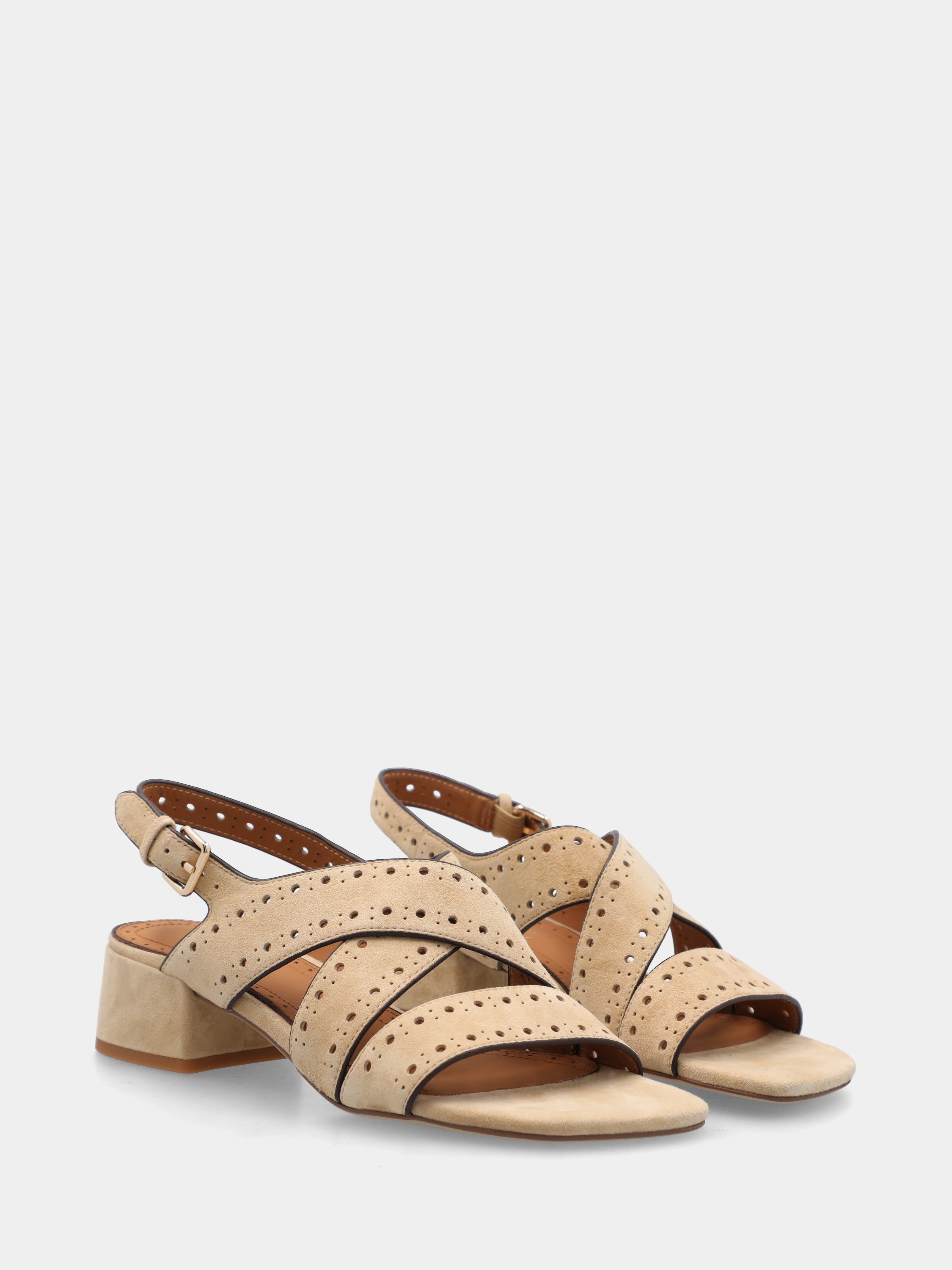 Sandalo in camoscio beige con fascette bucherellate