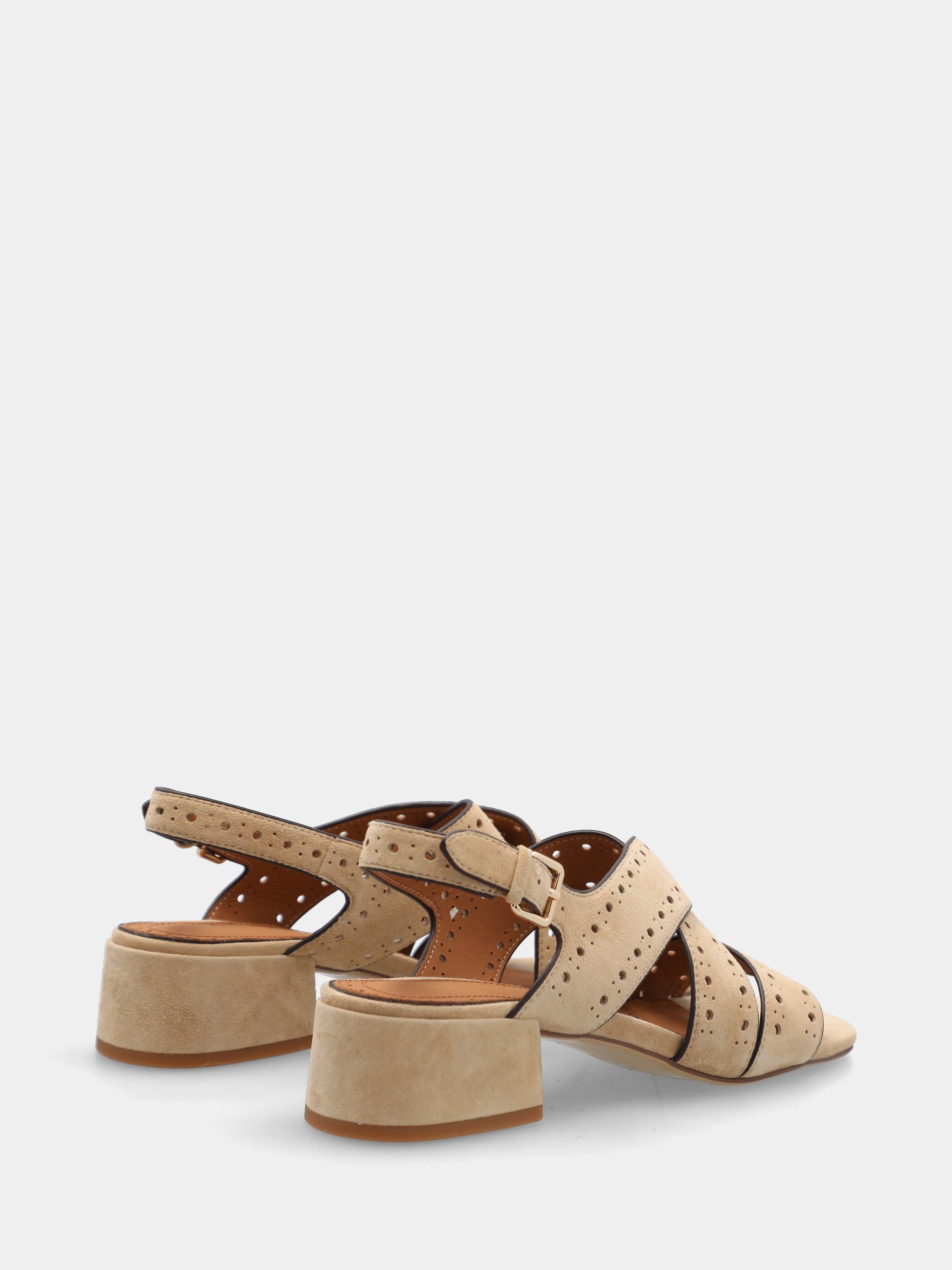 Sandalo in camoscio beige con fascette bucherellate