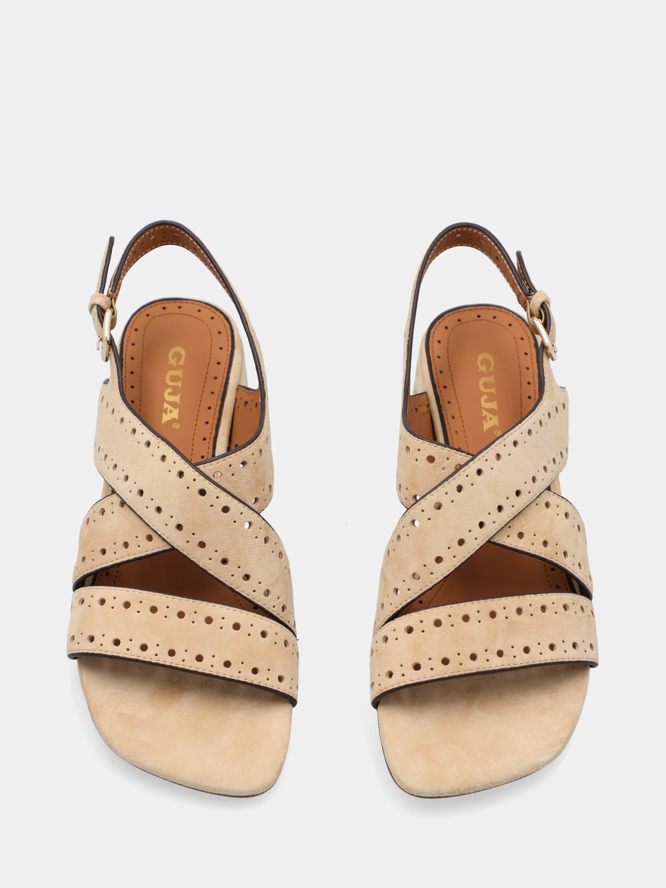 Sandalo in camoscio beige con fascette bucherellate