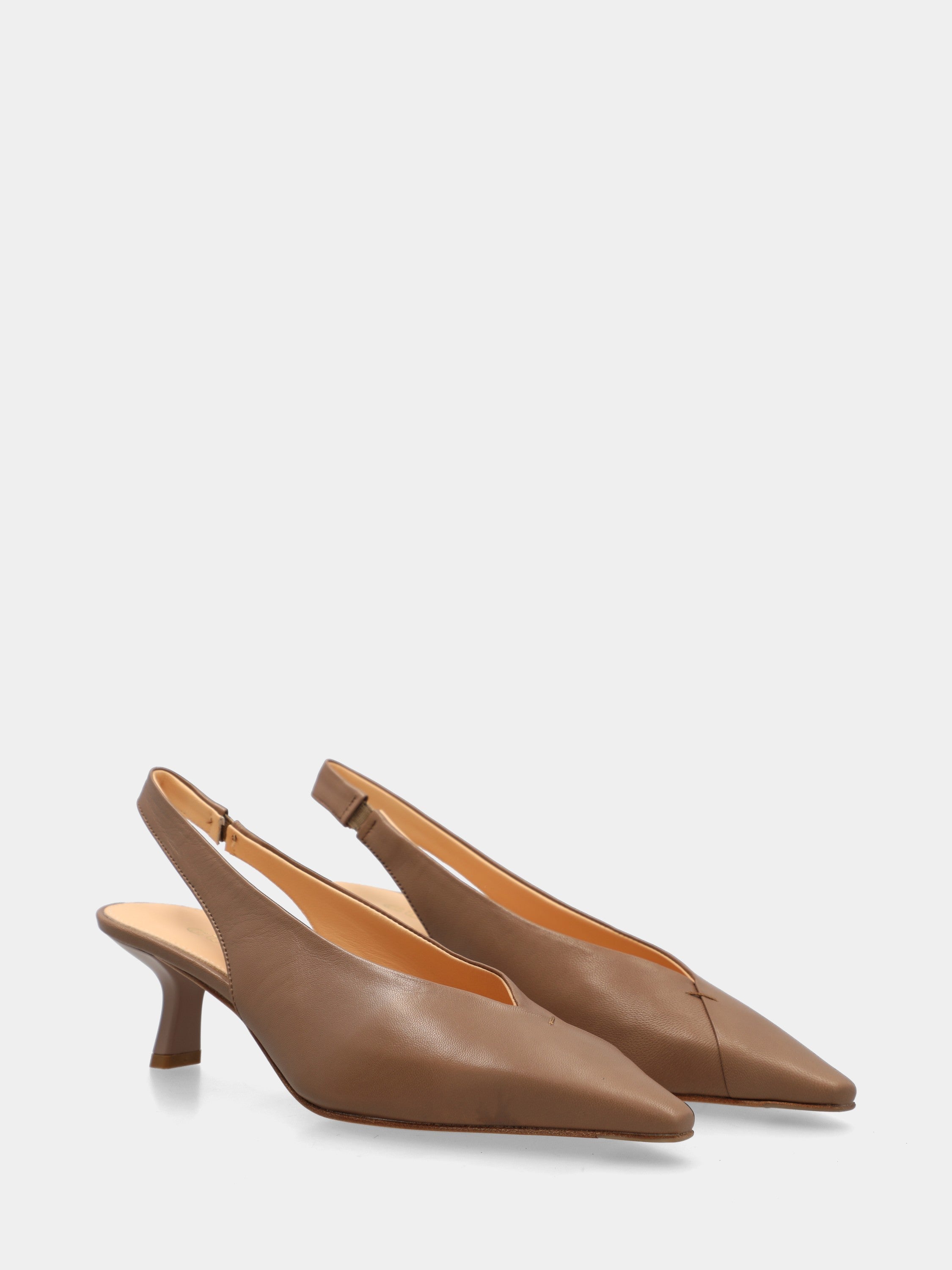 Slingback in capretto color noce con tacco a rocchetto