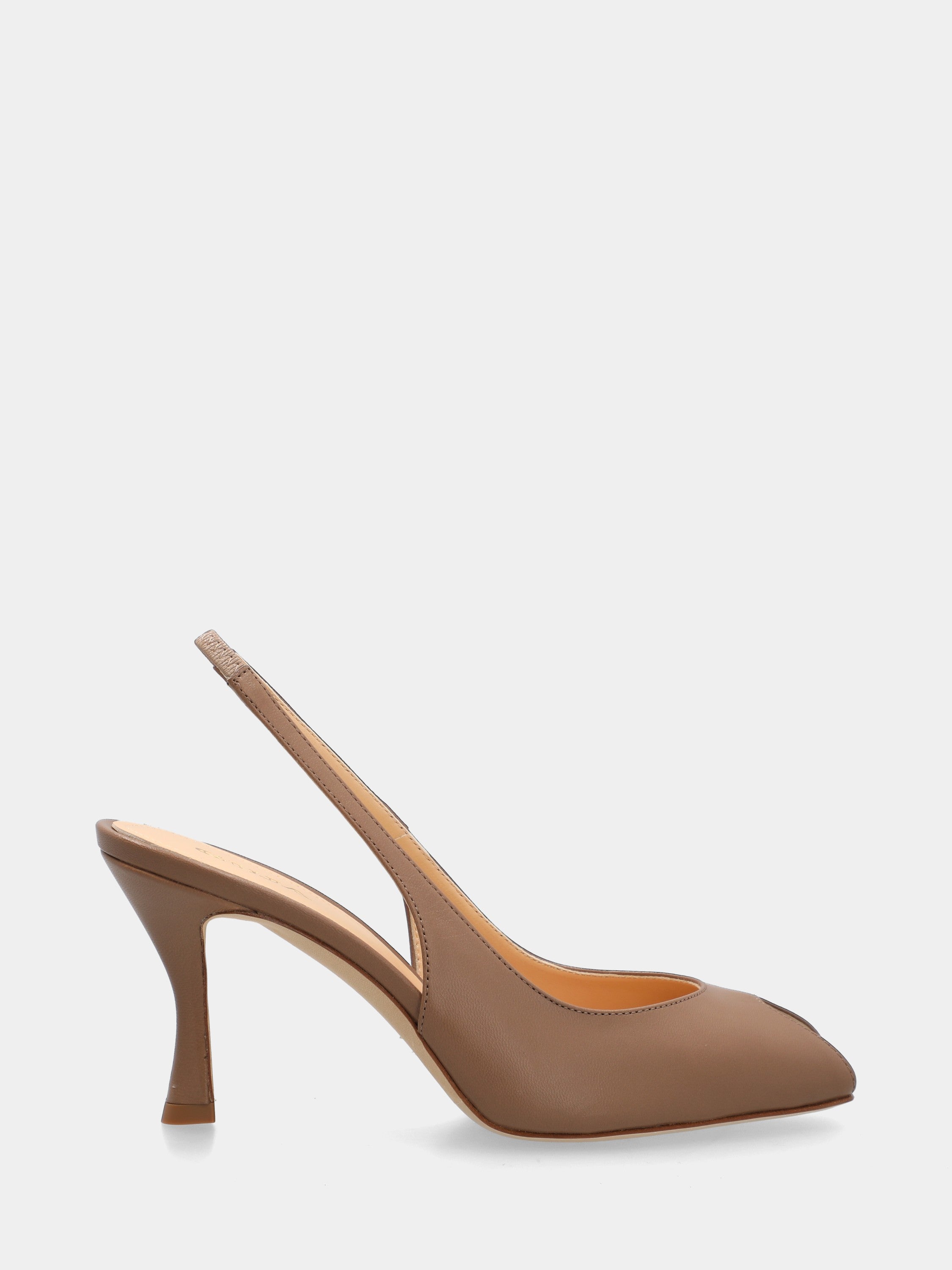Slingback in capretto color noce con tacco incavato a coda