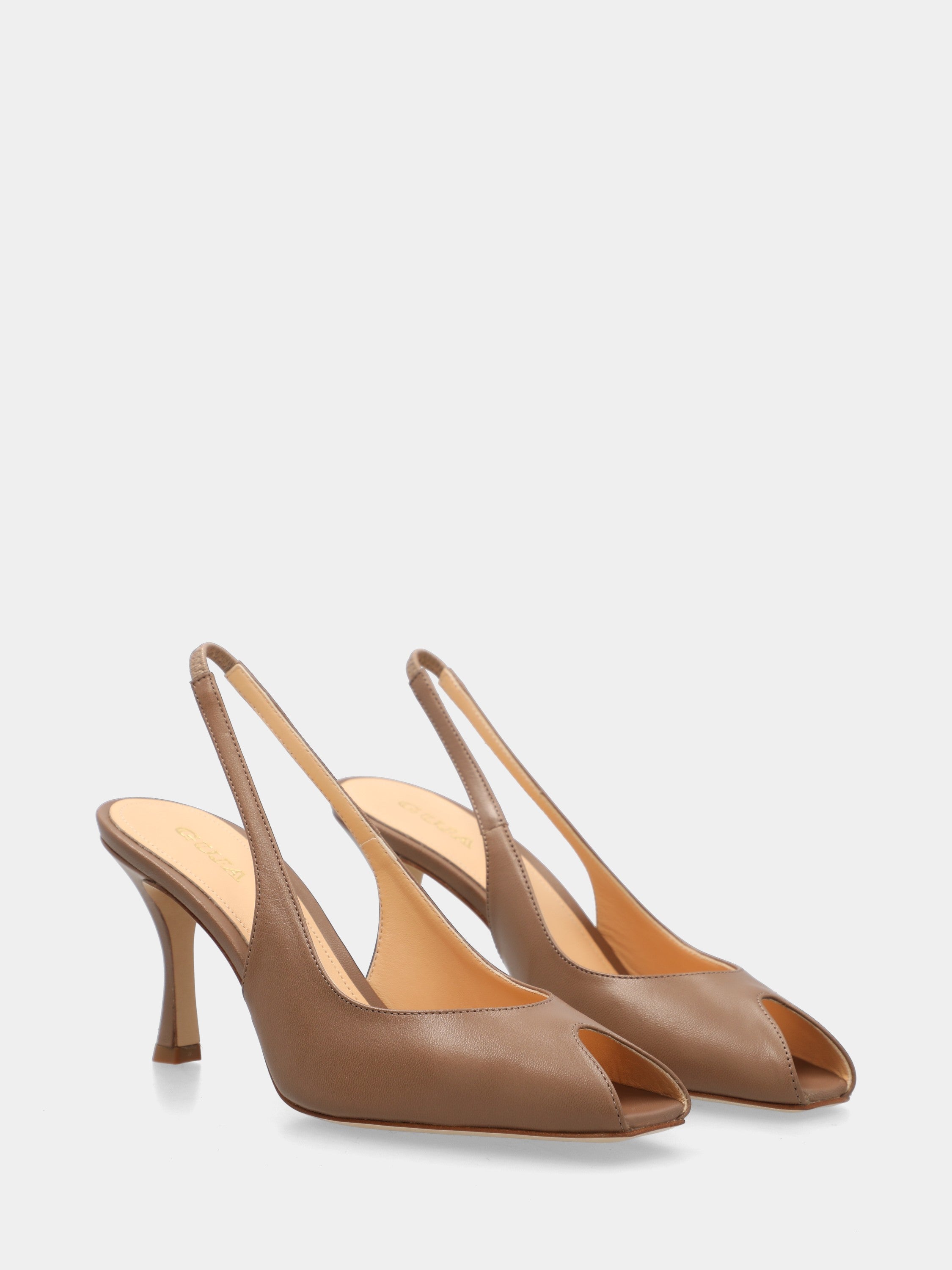 Slingback in capretto color noce con tacco incavato a coda