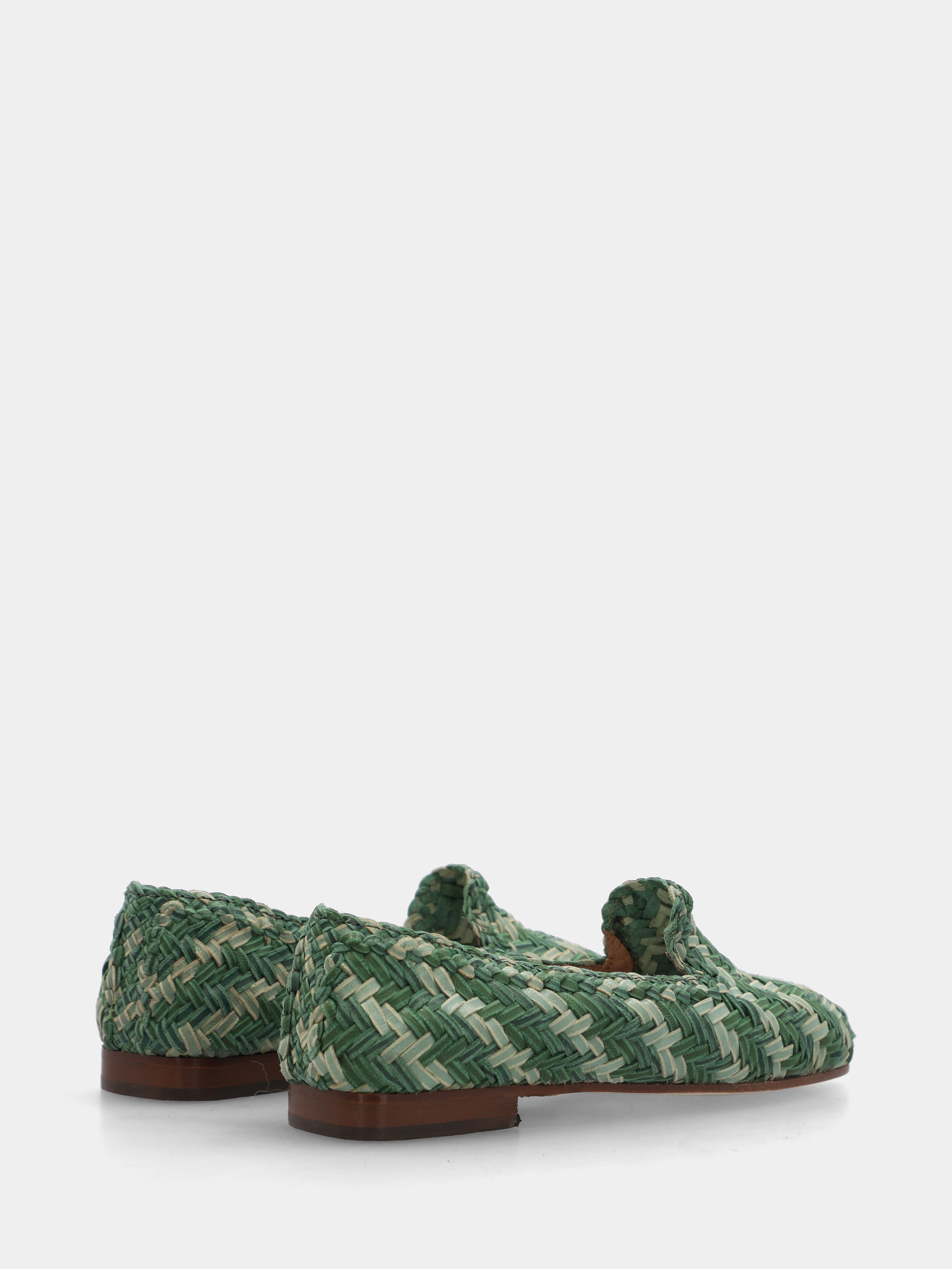 Sabot in vitello verde con tomaia intrecciata a V
