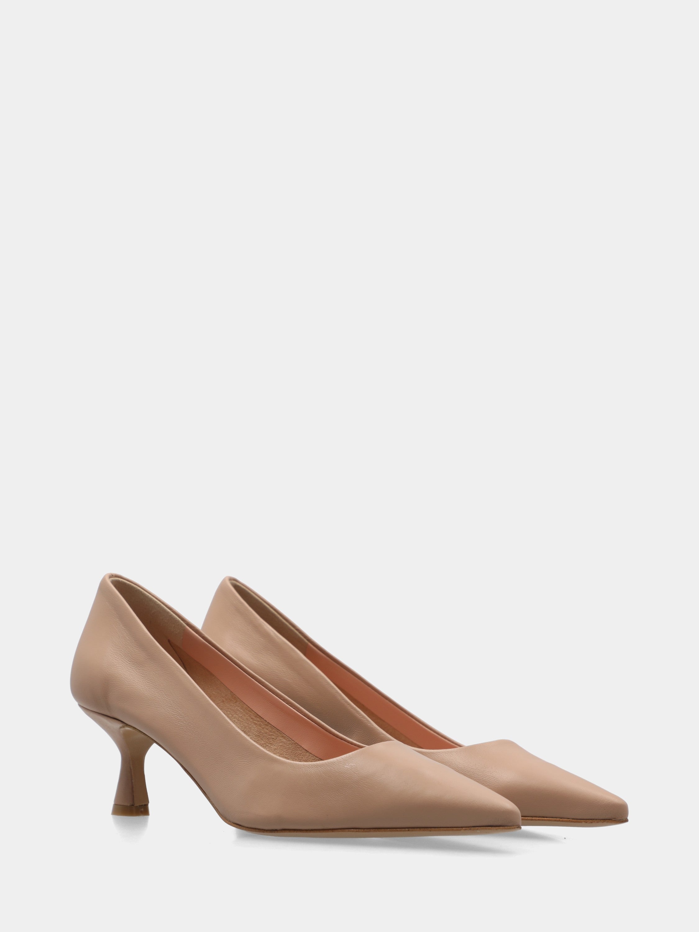 Décolleté in nappa beige con tacco rocchetto a coda
