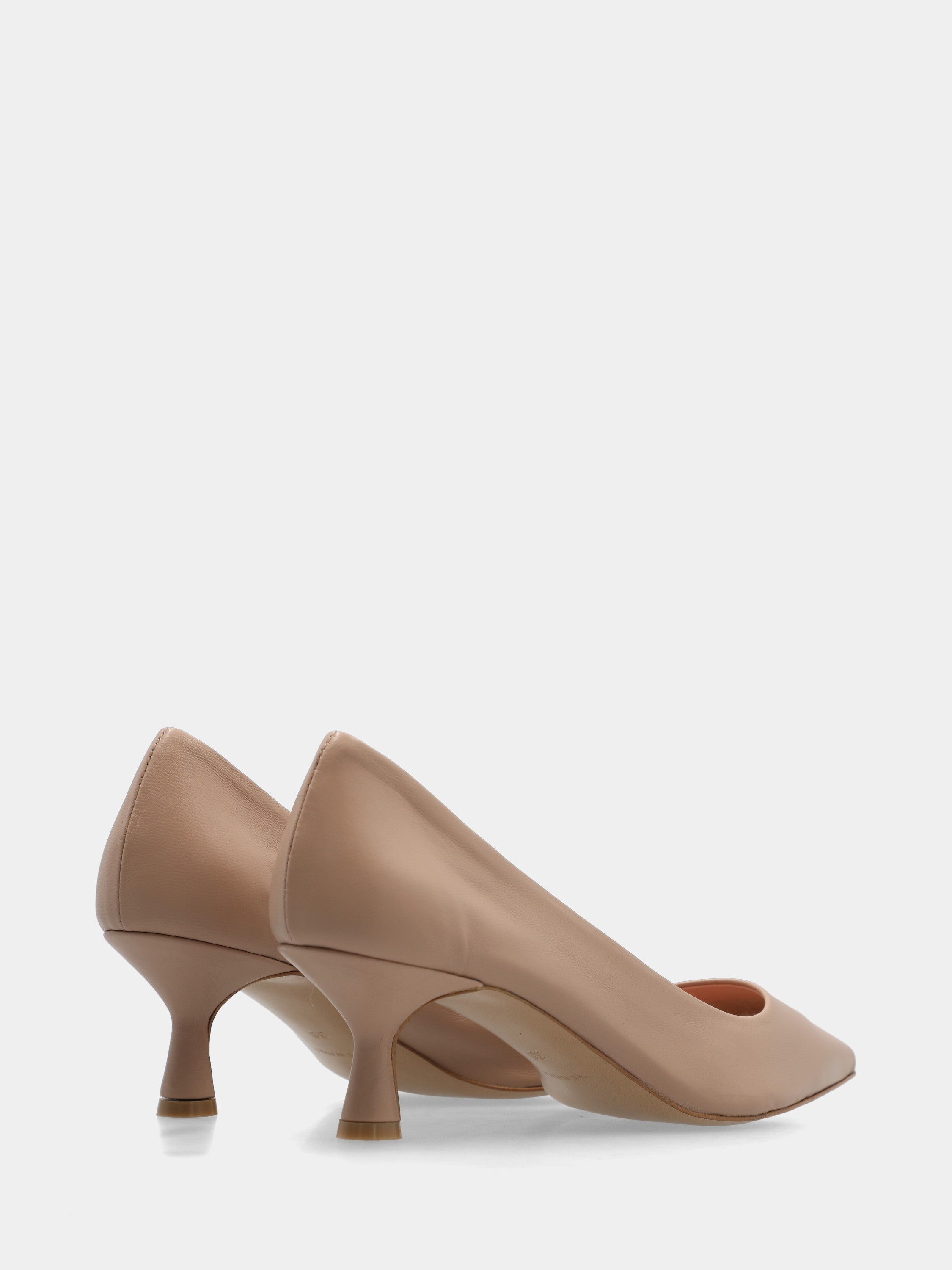Décolleté in nappa beige con tacco rocchetto a coda