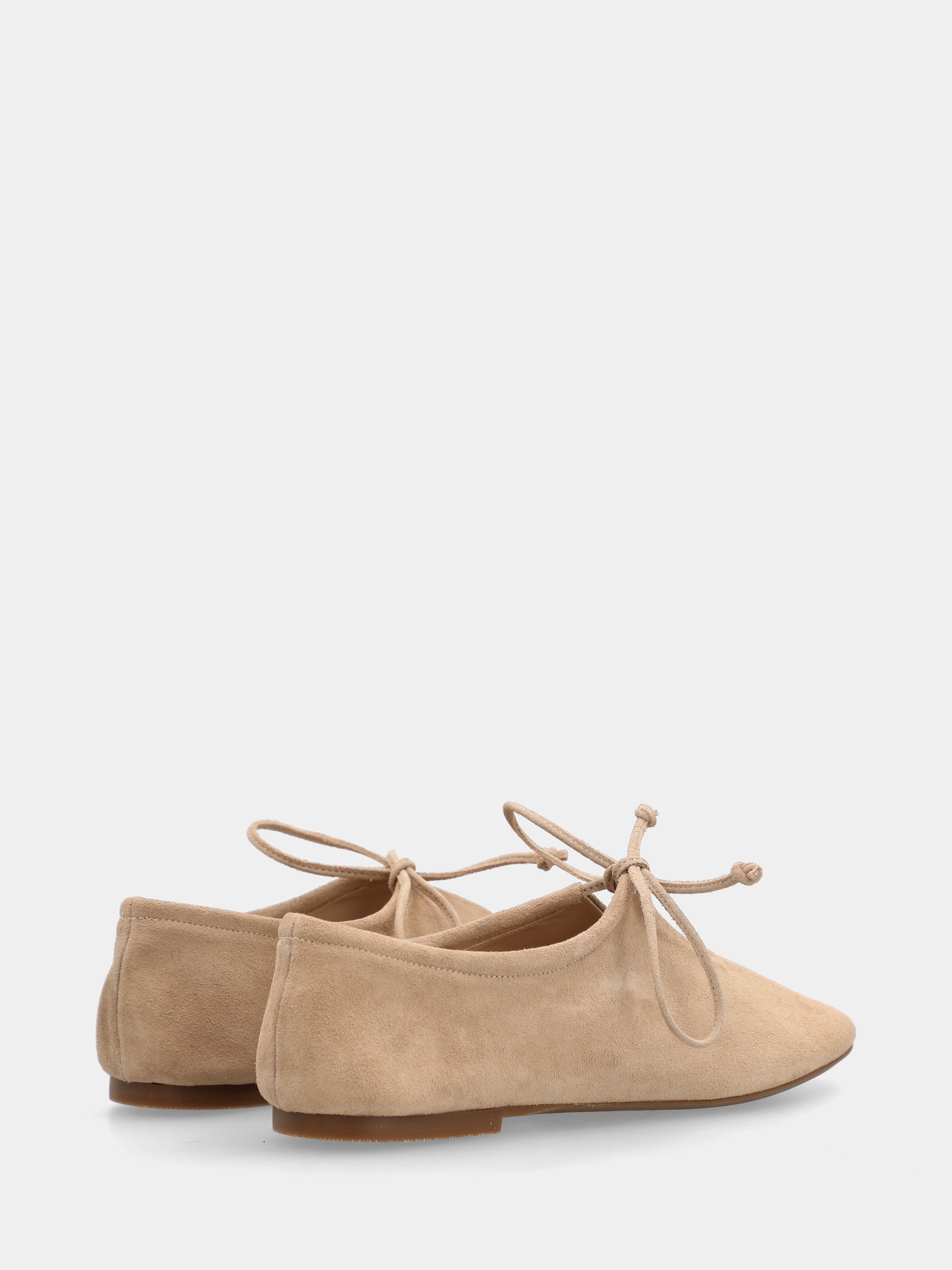 Lace-up ballet flat in beige suede with round toe and leather sole