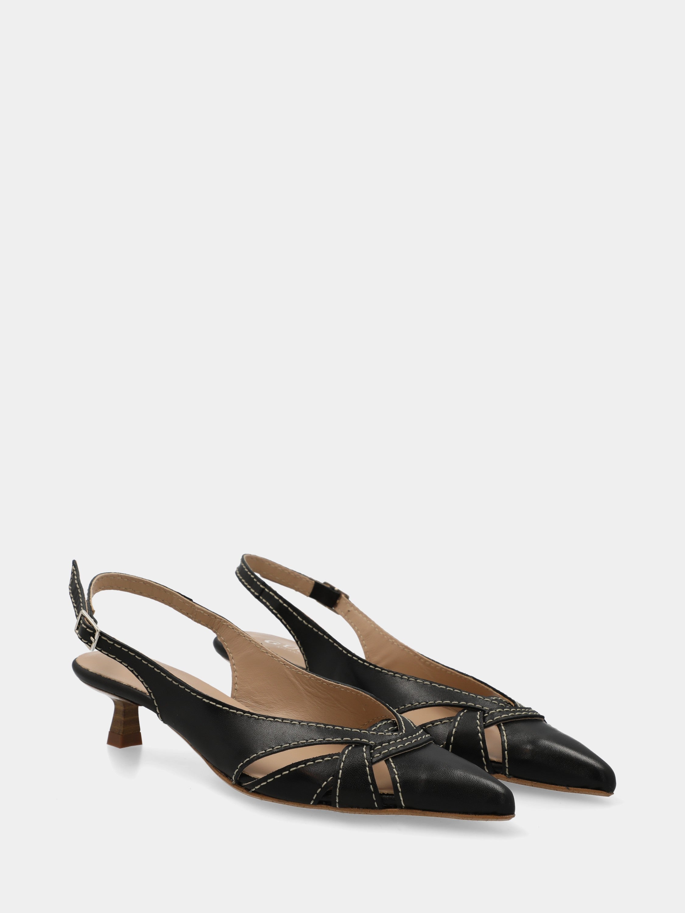 Slingback in vitello nero con punta intrecciata