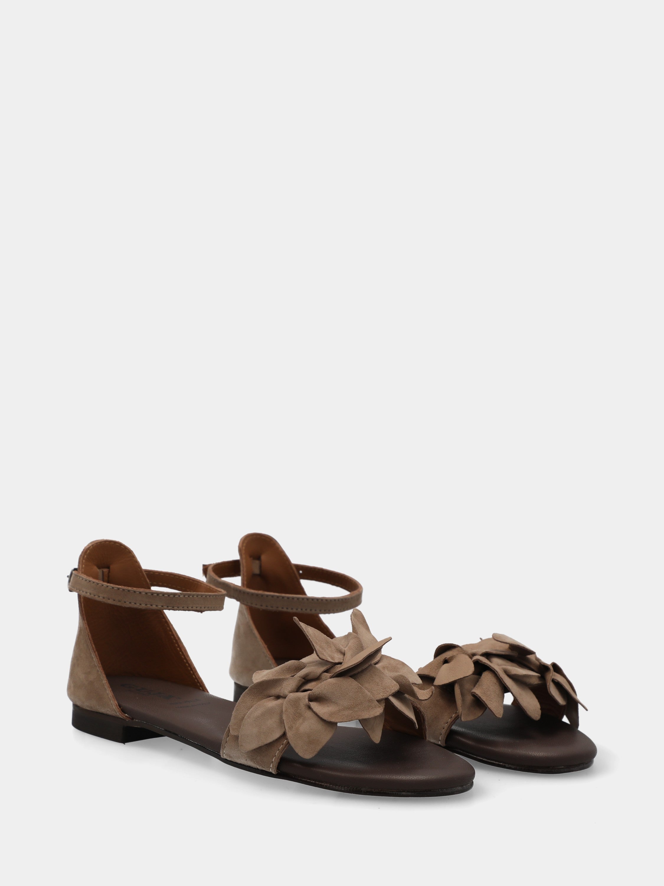 Sandalo in camoscio beige con petali sulla fascetta