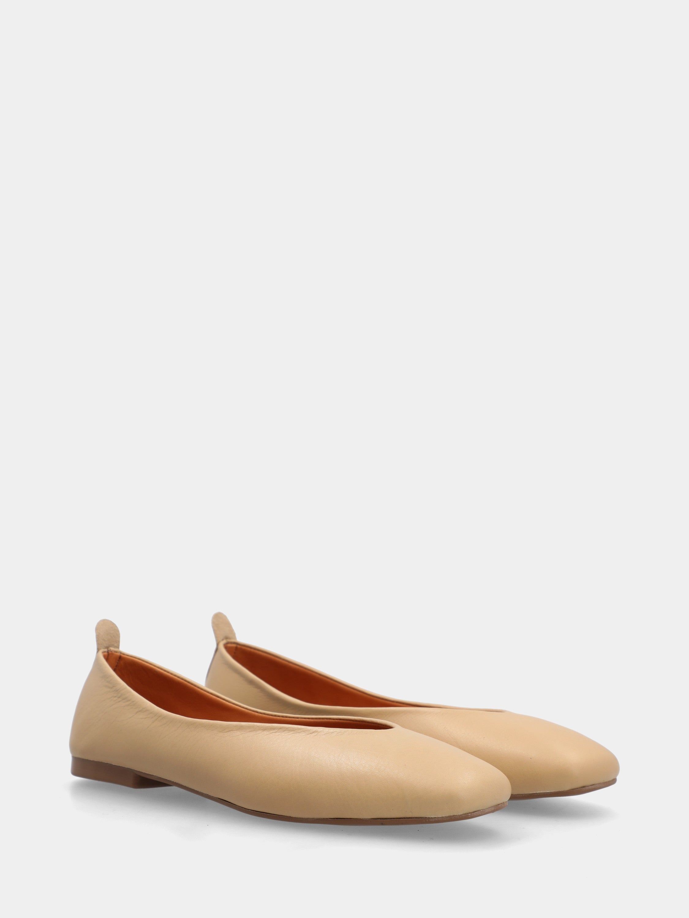 Ballerina in vitello beige con scollo a uovo