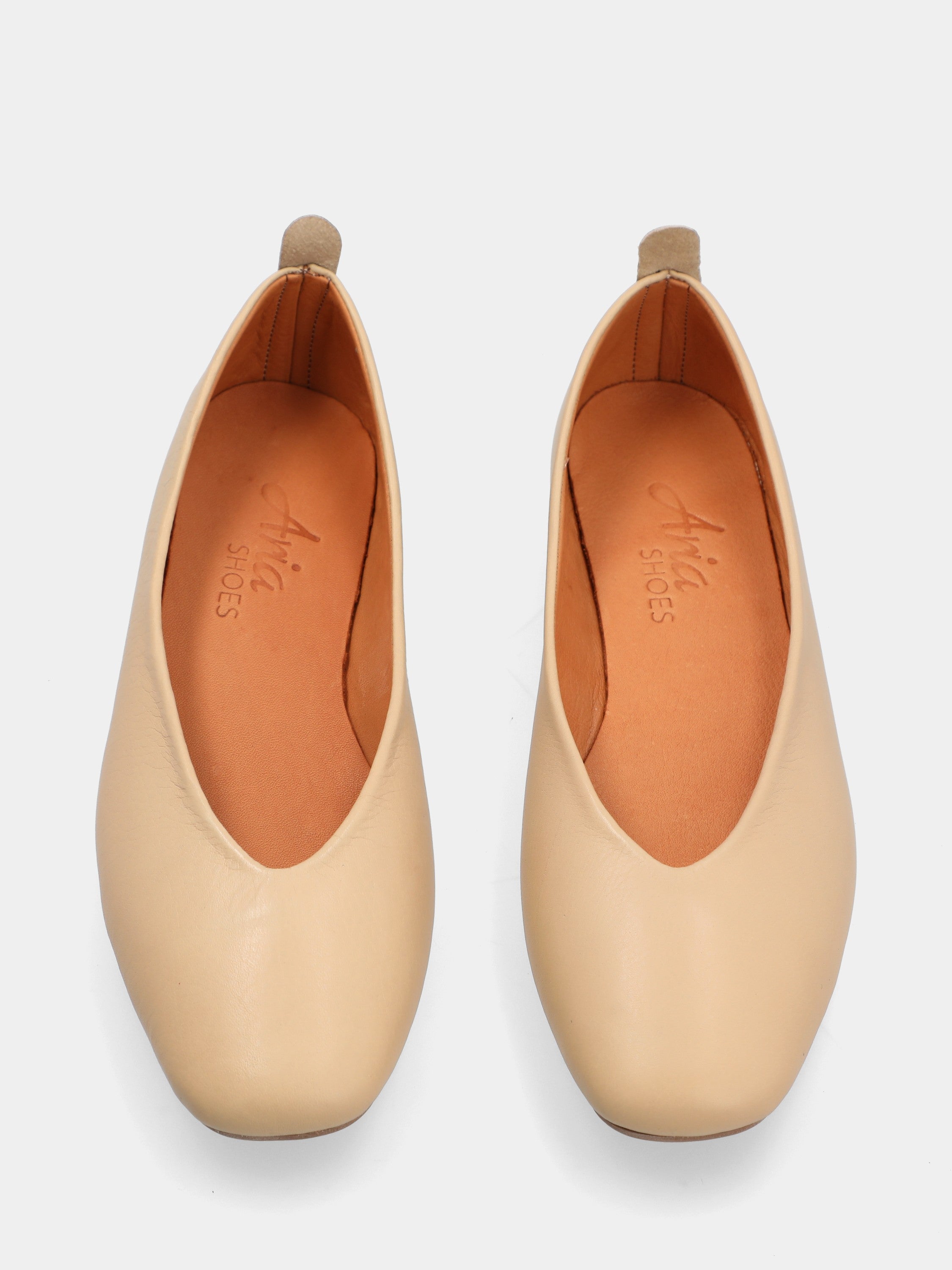 Ballerina in vitello beige con scollo a uovo