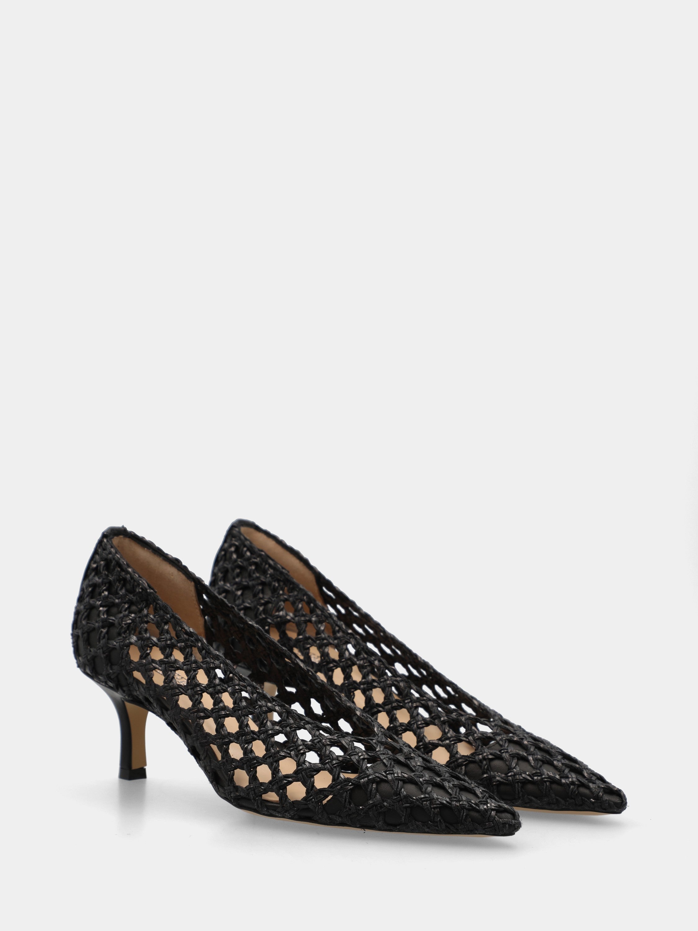 Décolleté in raffia nera con punta sfilata