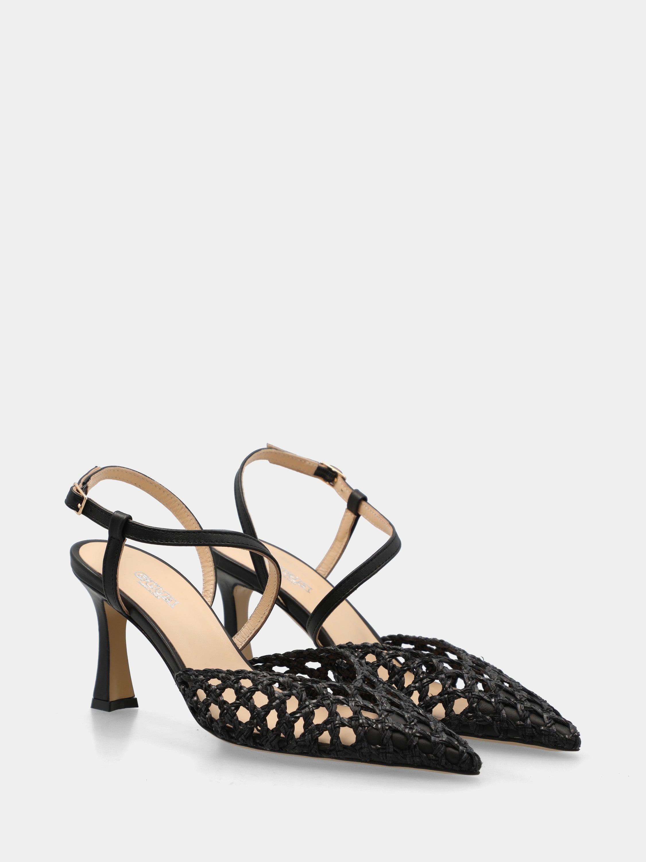 Slingback aus schwarzer, geflochtener Raffia mit hohlem Absatz