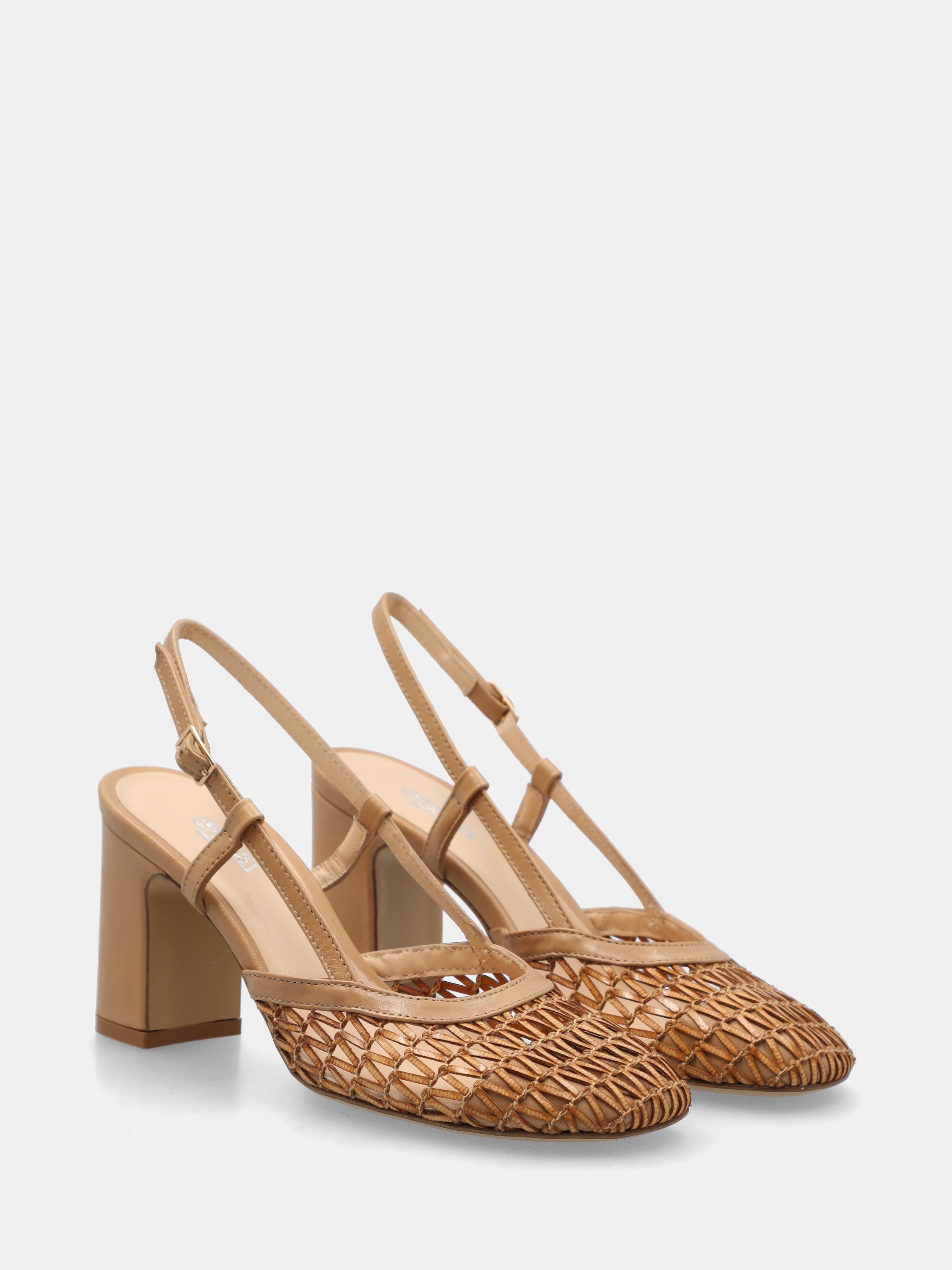 Slingback aus senfgelber Raffia mit breitem Absatz und Flechtmuster