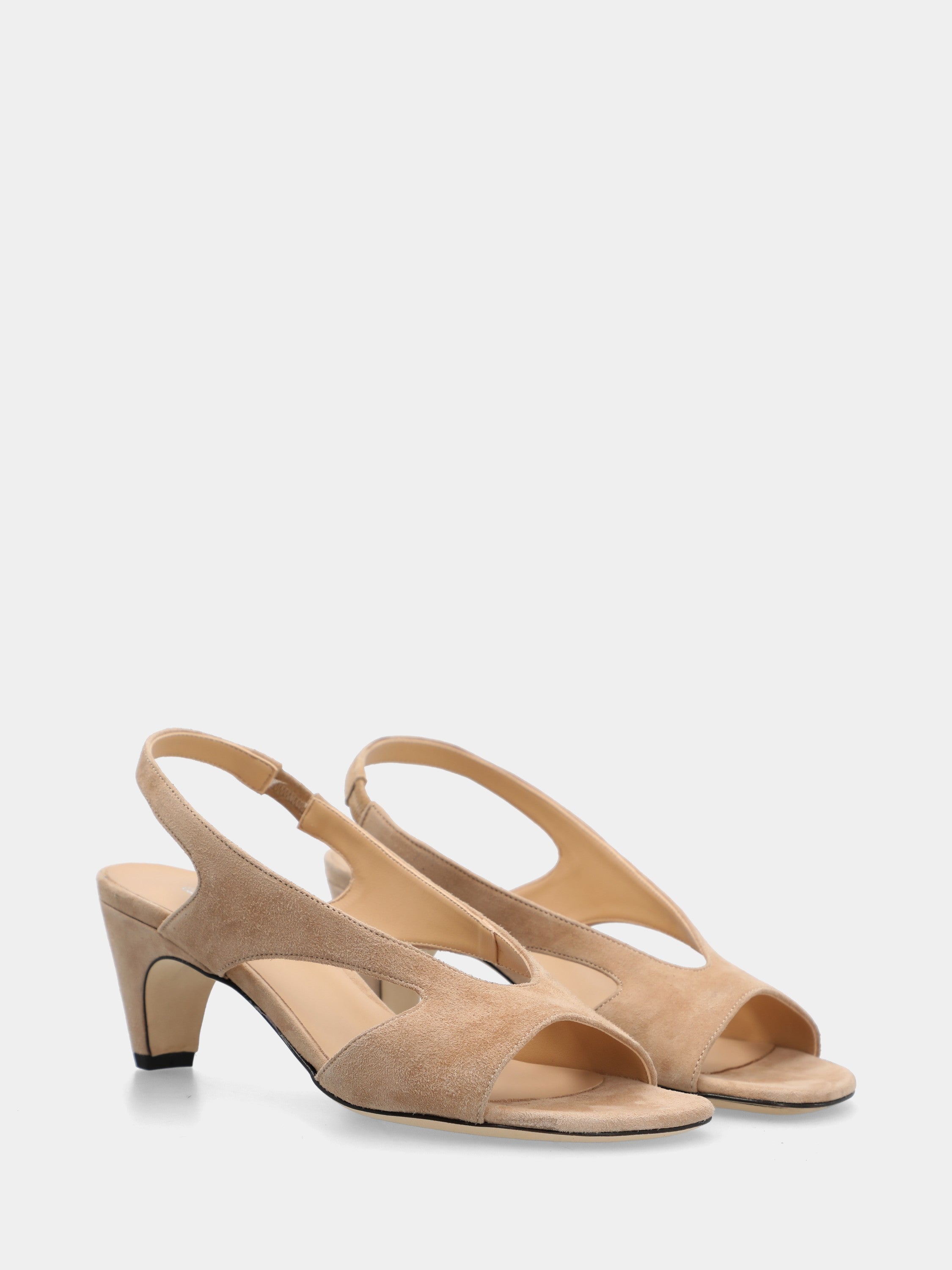 Sandalo in camoscio beige con tacco semi conico e fascette a V