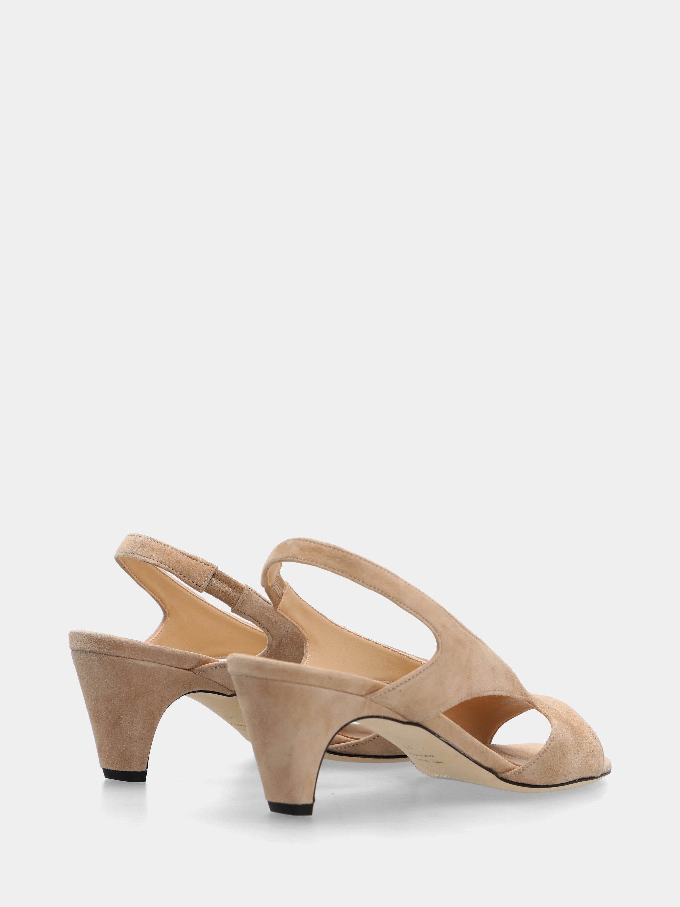 Sandalo in camoscio beige con tacco semi conico e fascette a V