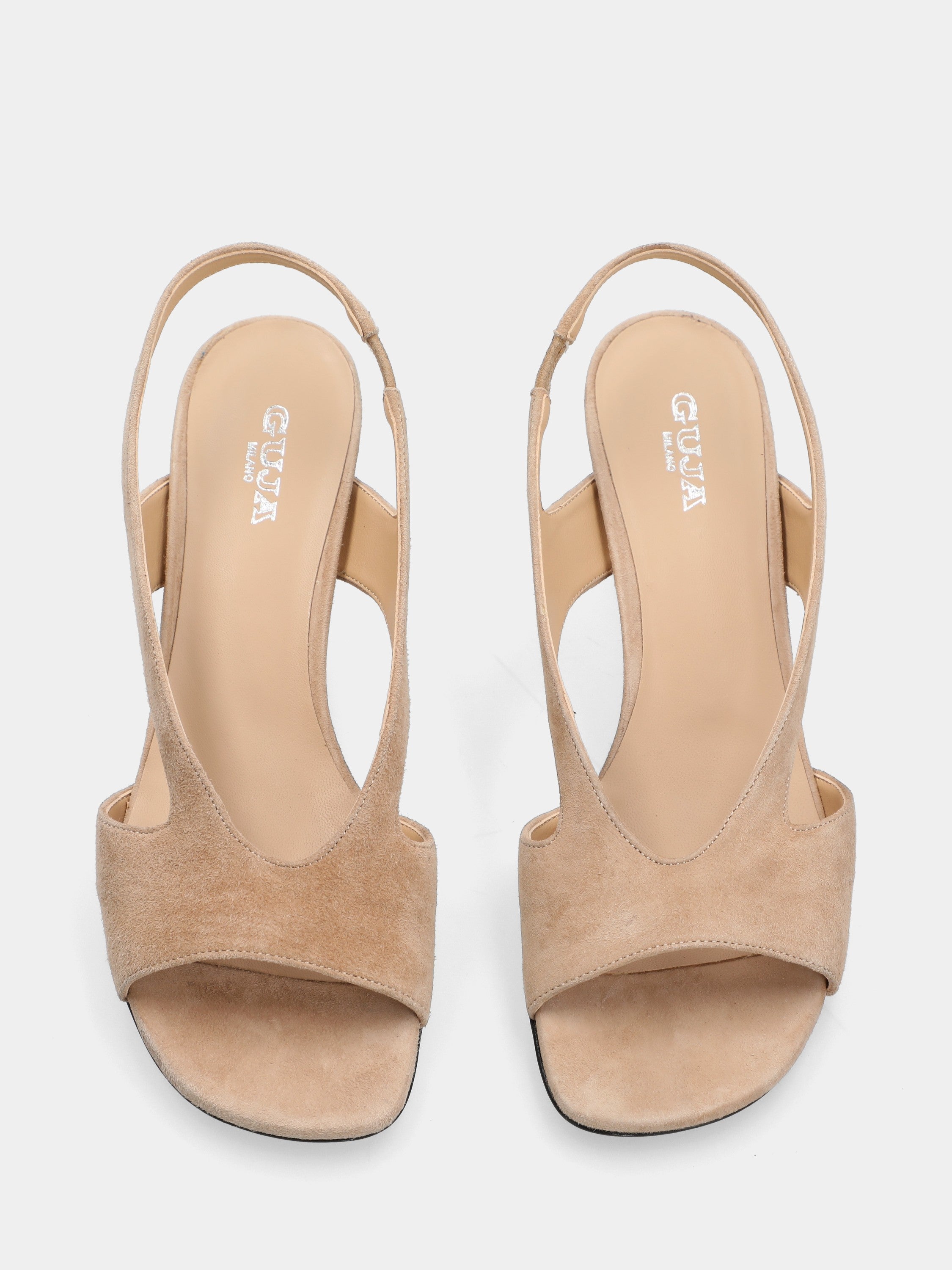 Sandalo in camoscio beige con tacco semi conico e fascette a V