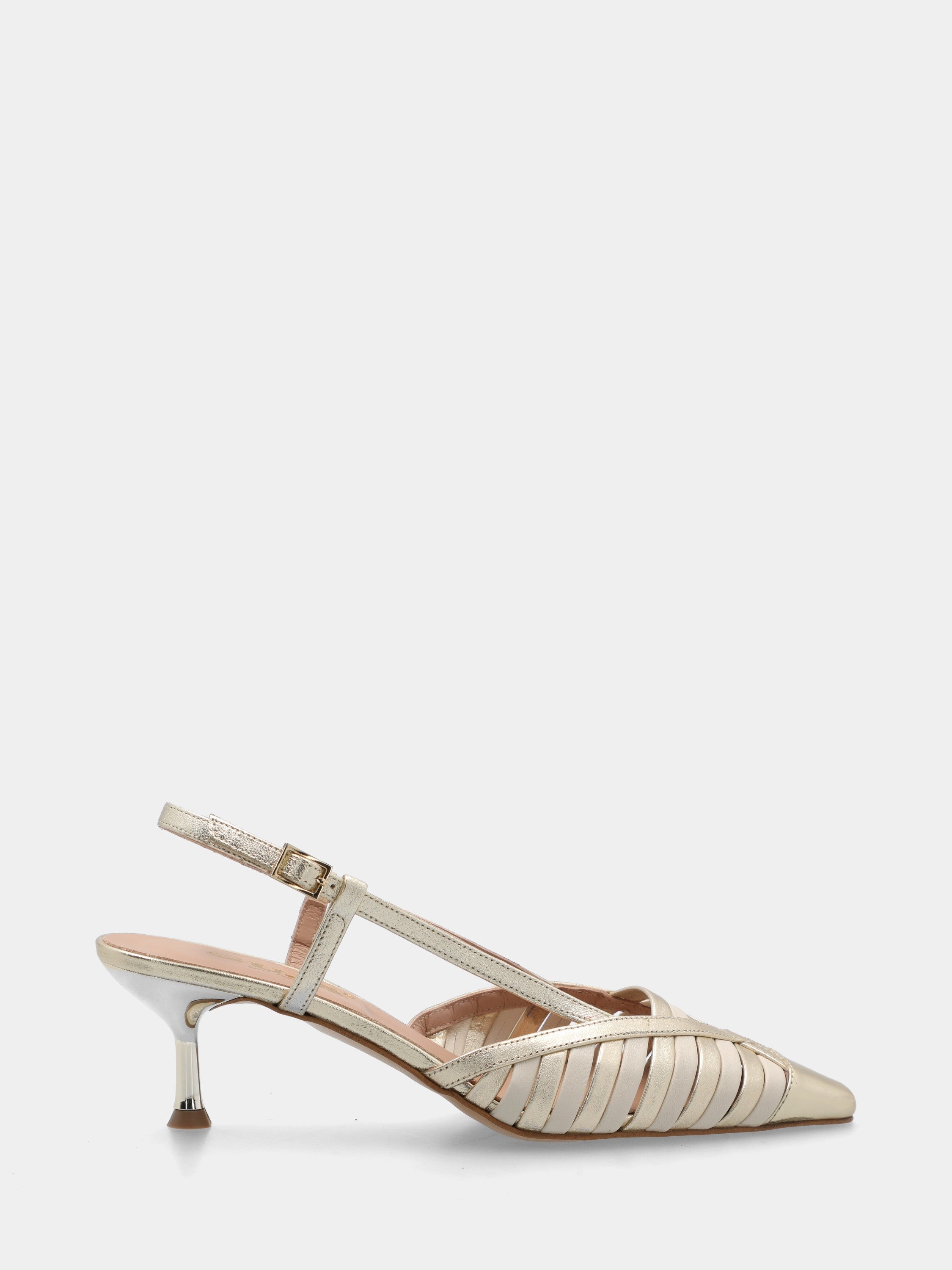 Slingback aus platinfarbenem Lackleder und Butter mit Kelchabsatz