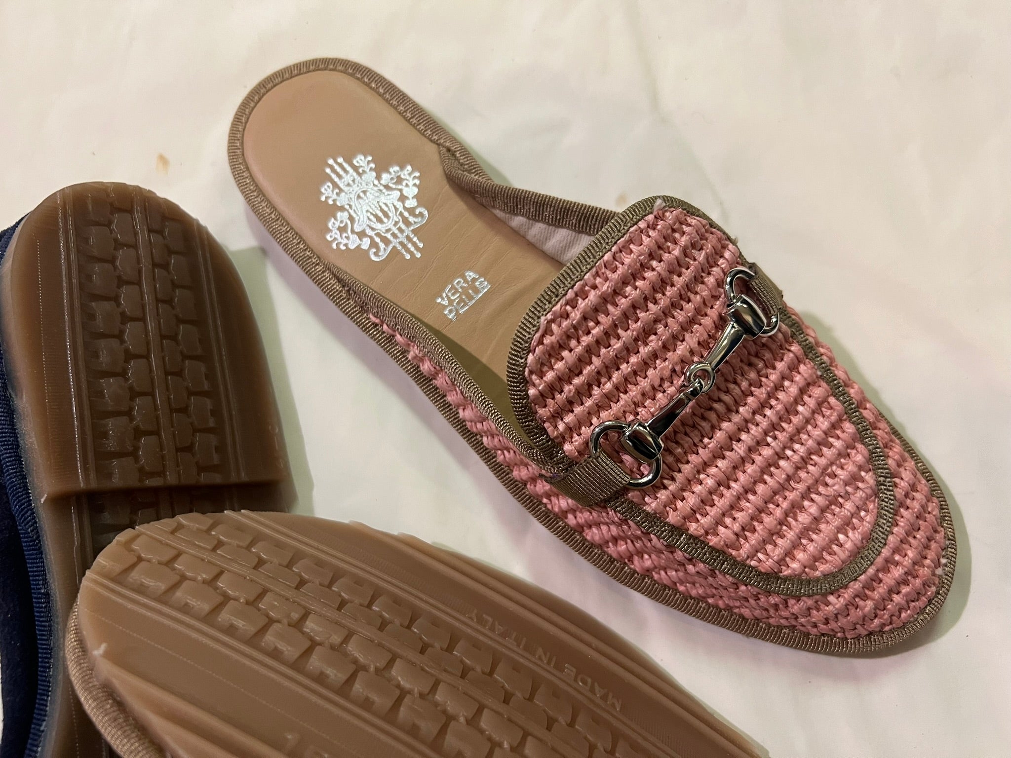Sabot in raffia celeste con morsetto sul collo