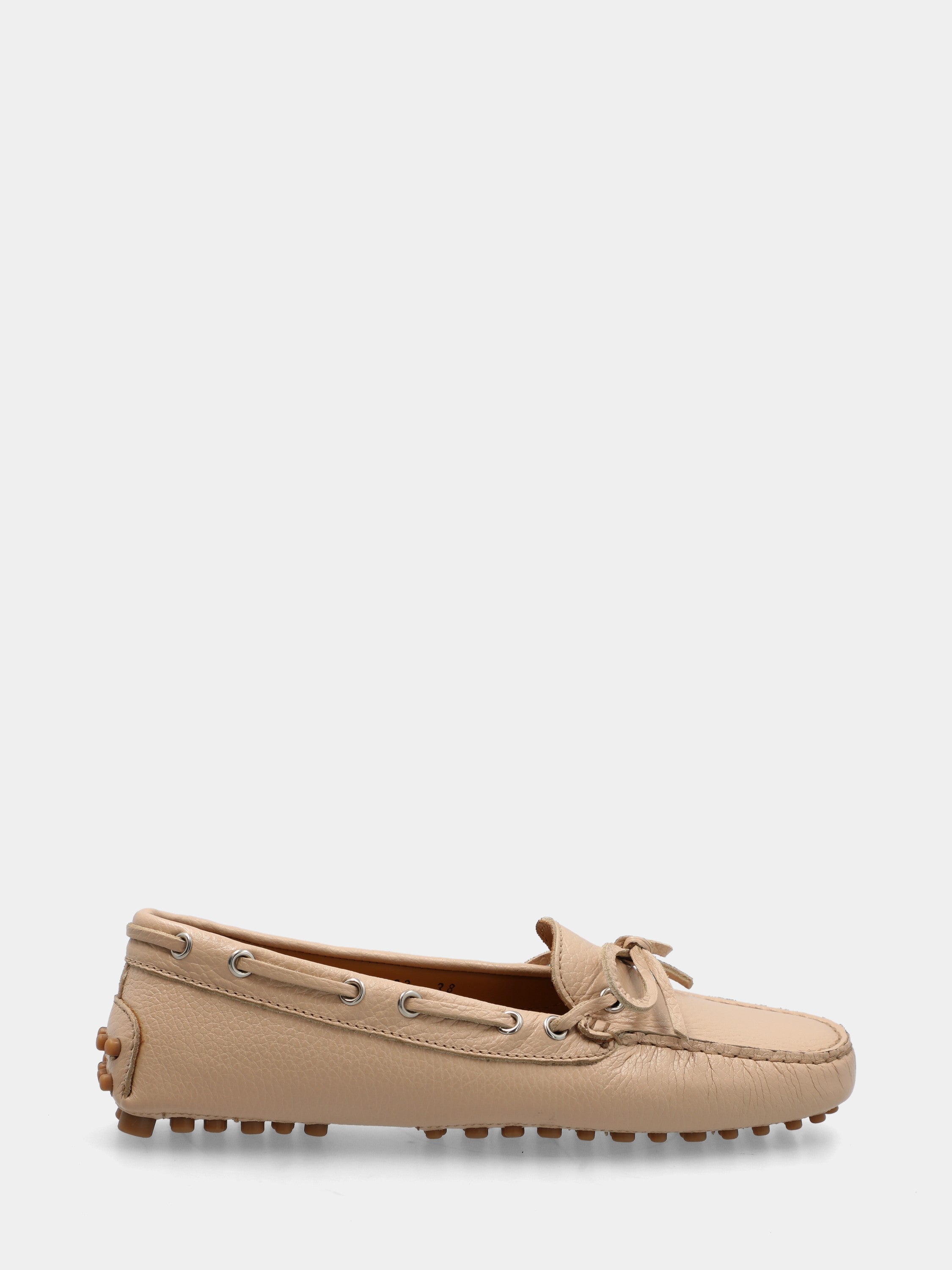 Mocassino in vitello beige con fondo a pallini e laccio in cuoietto