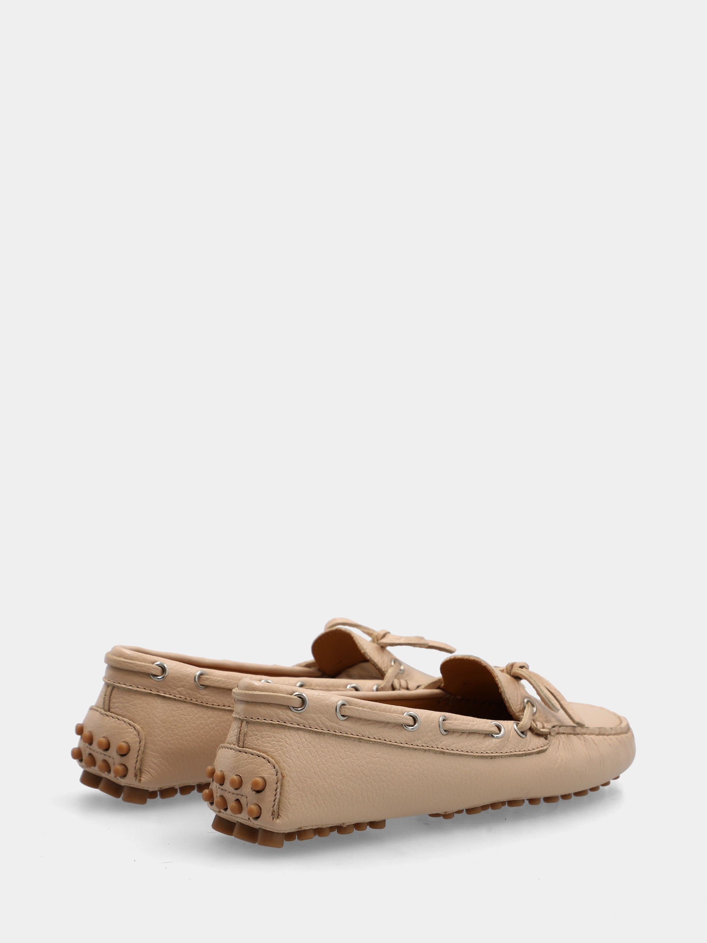 Mocassino in vitello beige con fondo a pallini e laccio in cuoietto