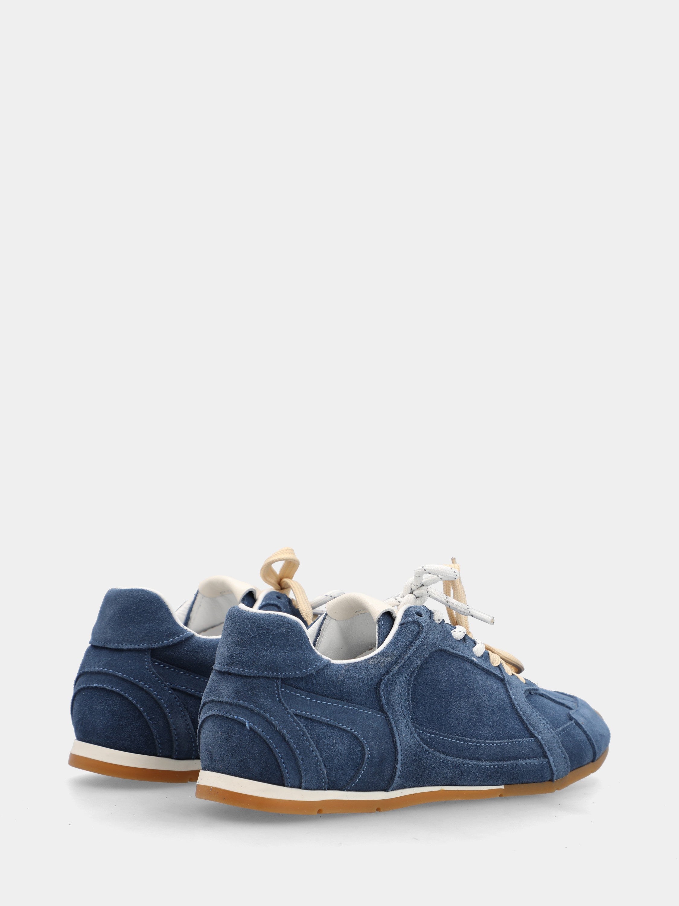 Flache Sneaker aus Veloursleder in Azurblau mit doppellagigen, zweifarbigen Schnürsenkeln