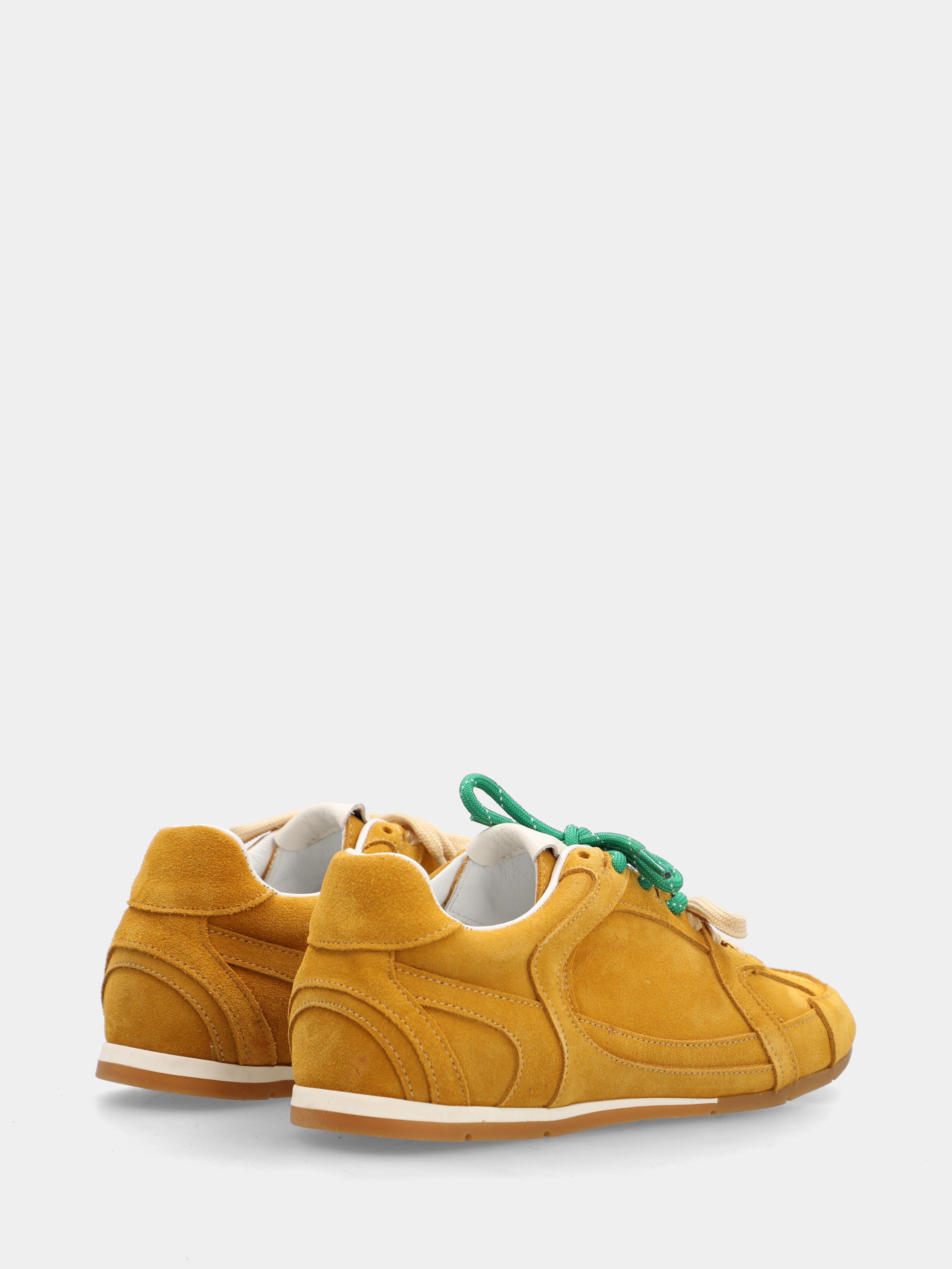 Flache Sneaker aus gelbem Velours mit doppelten zweifarbigen Schnürsenkeln