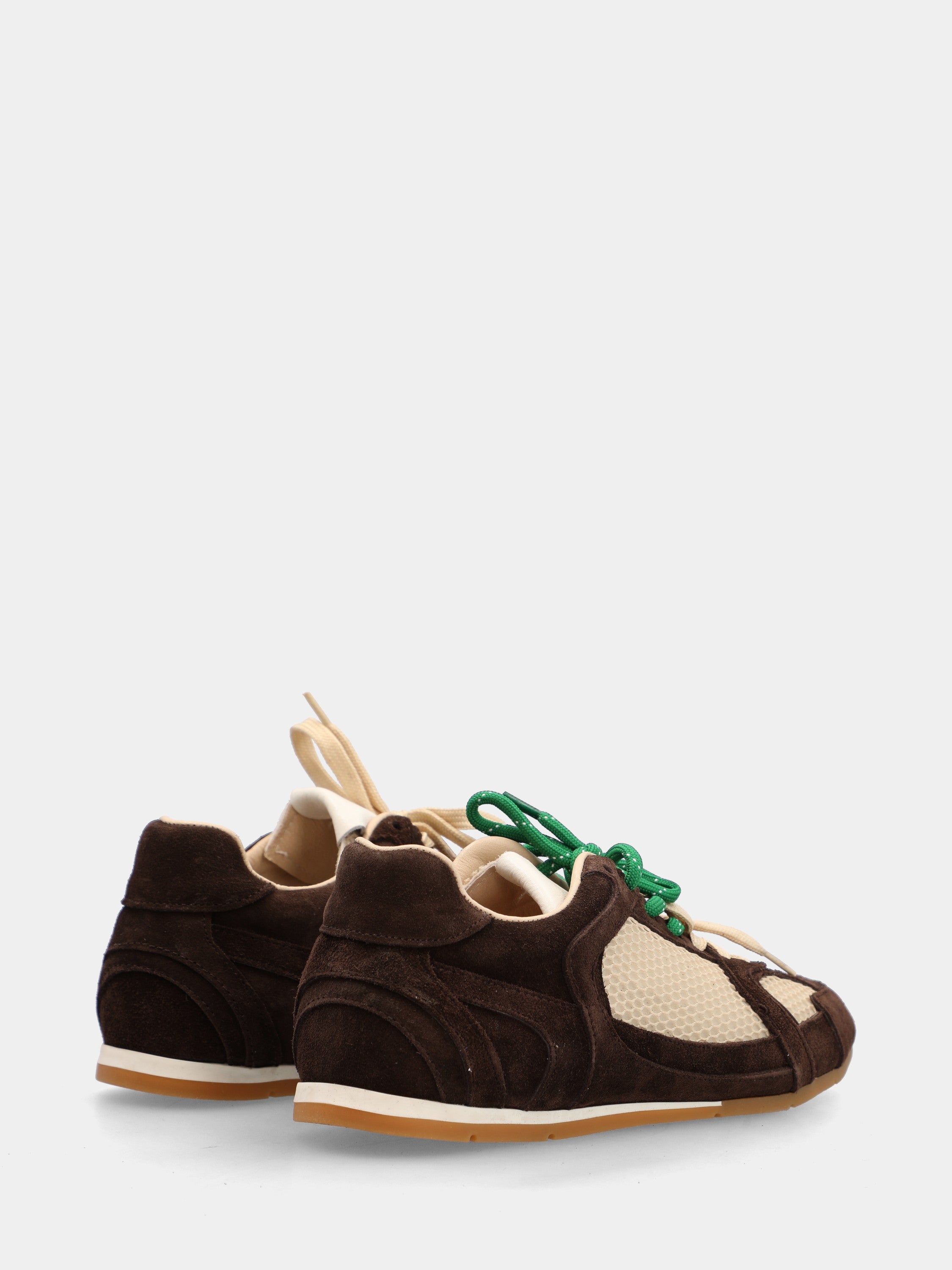 Flache Sneaker aus Veloursleder in Dunkelbraun mit zweifarbigen Schnürsenkeln
