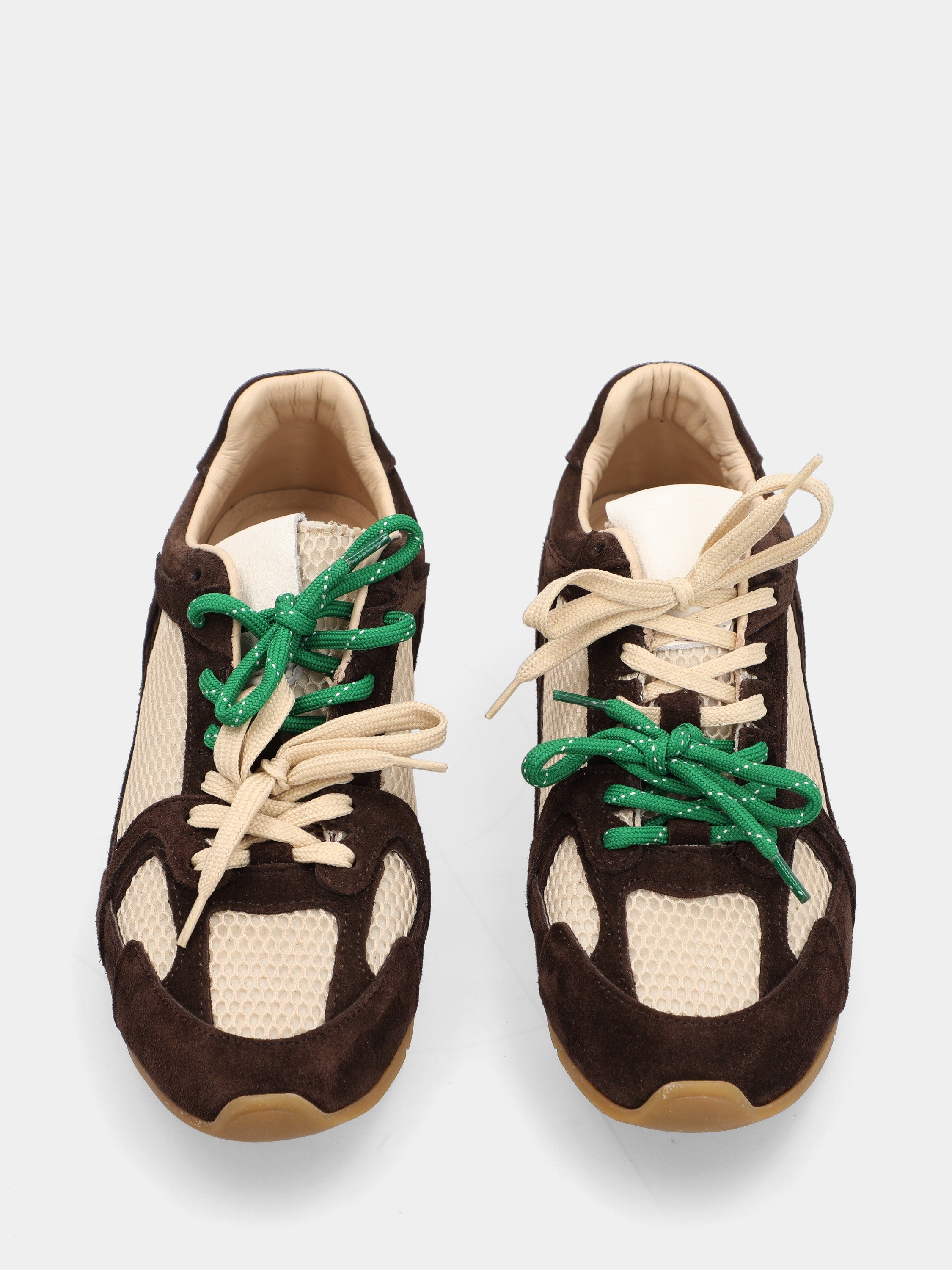 Flache Sneaker aus Veloursleder in Dunkelbraun mit zweifarbigen Schnürsenkeln