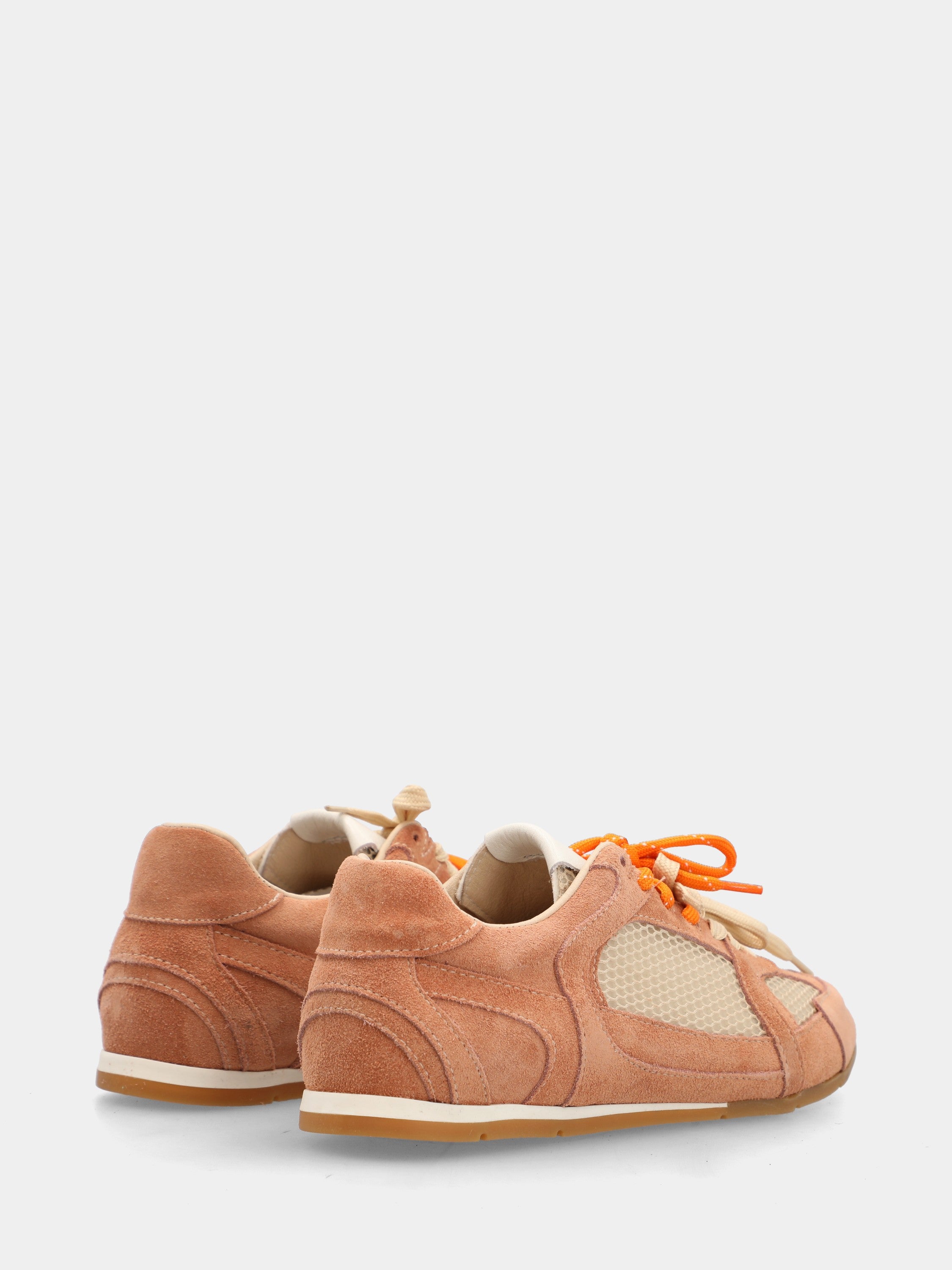 Flache Sneaker aus beigem Velours mit zweifarbigen Schnürsenkeln