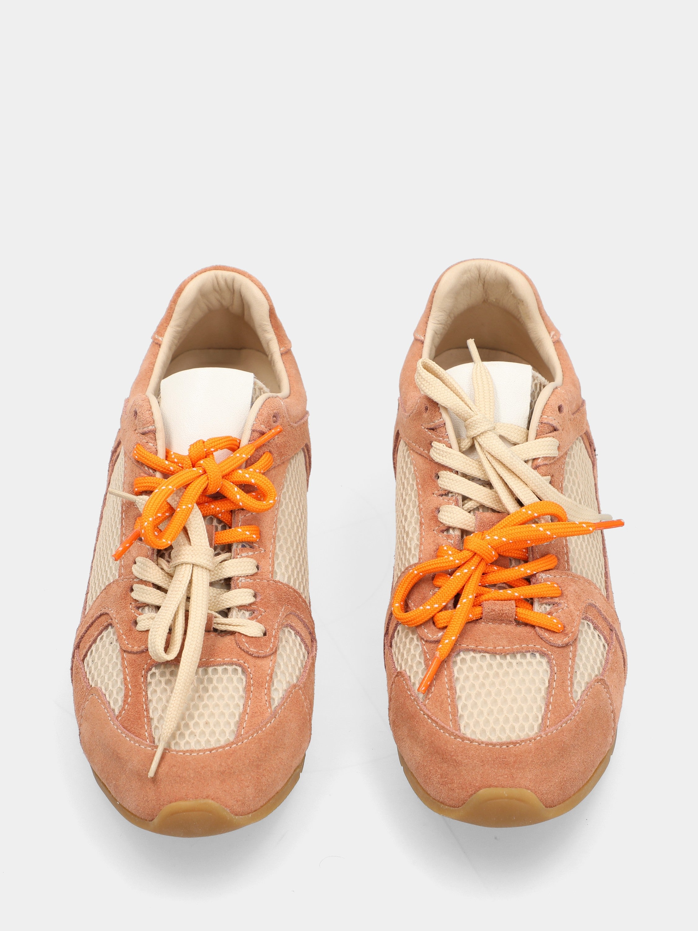 Flache Sneaker aus beigem Velours mit zweifarbigen Schnürsenkeln